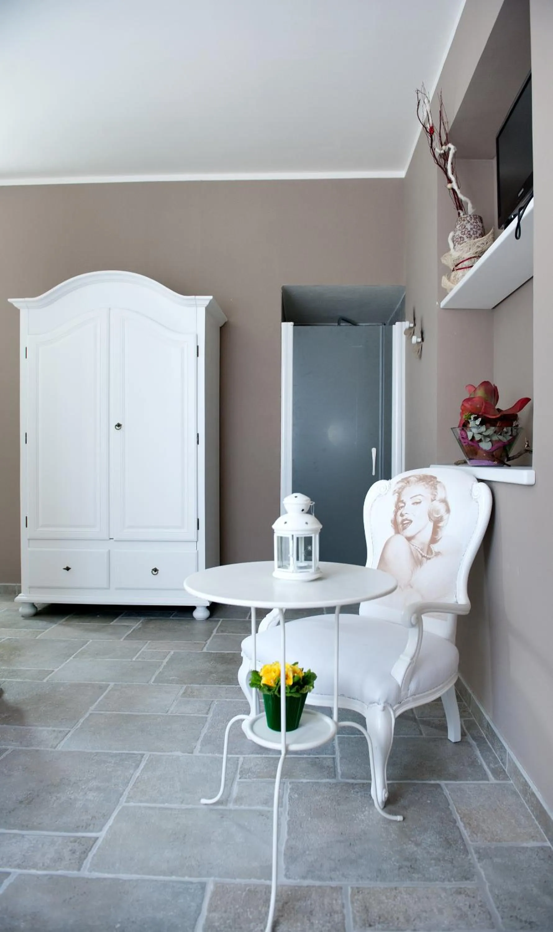 Photo of the whole room in La Selva Incantata