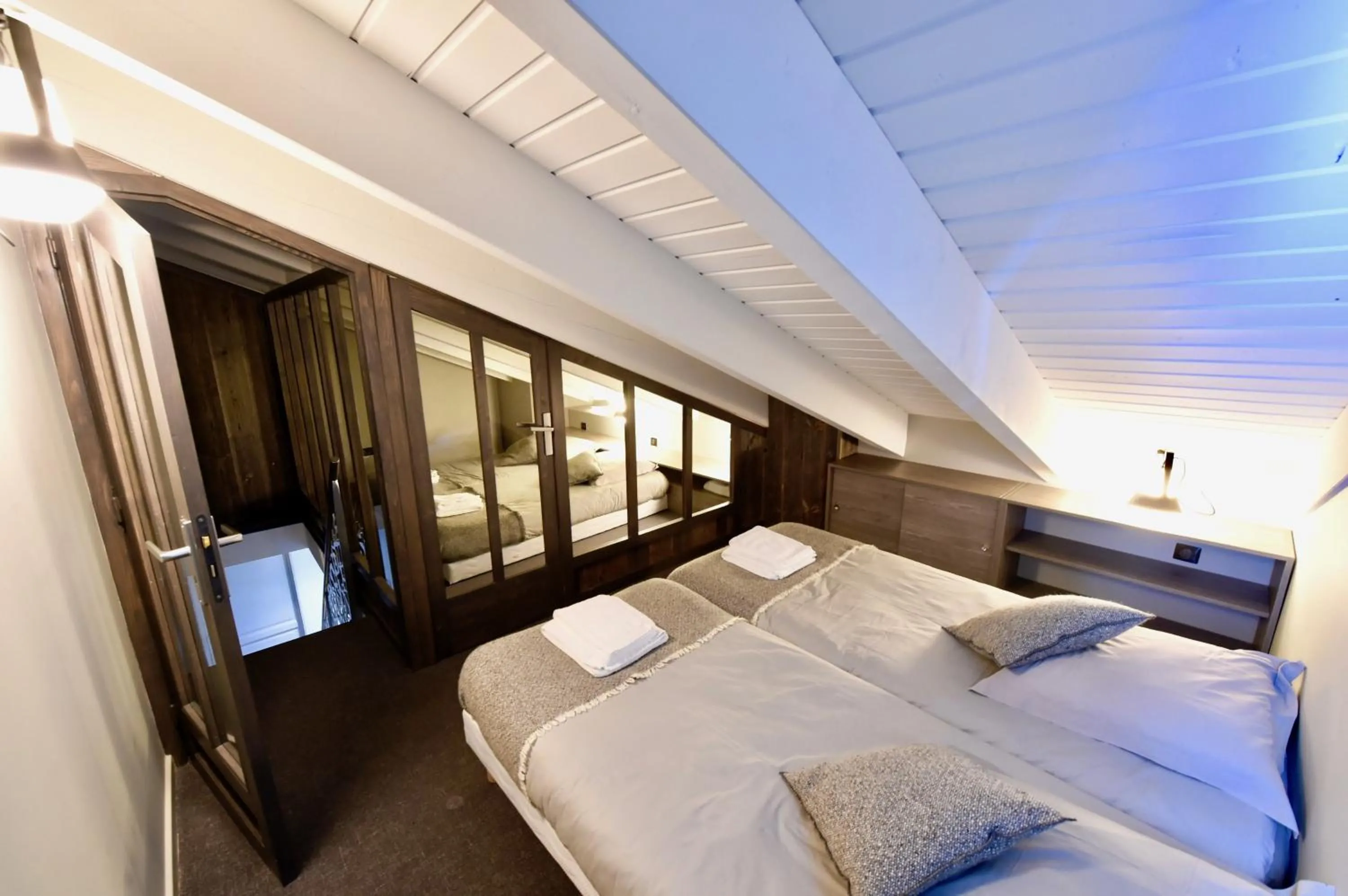Photo of the whole room, Bed in Au Selaou 34