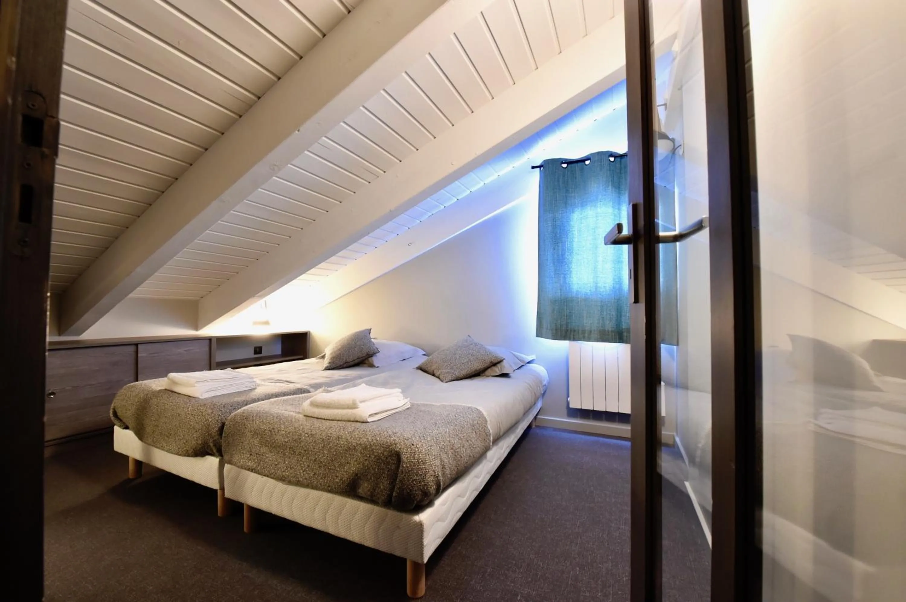 Photo of the whole room, Bed in Au Selaou 34