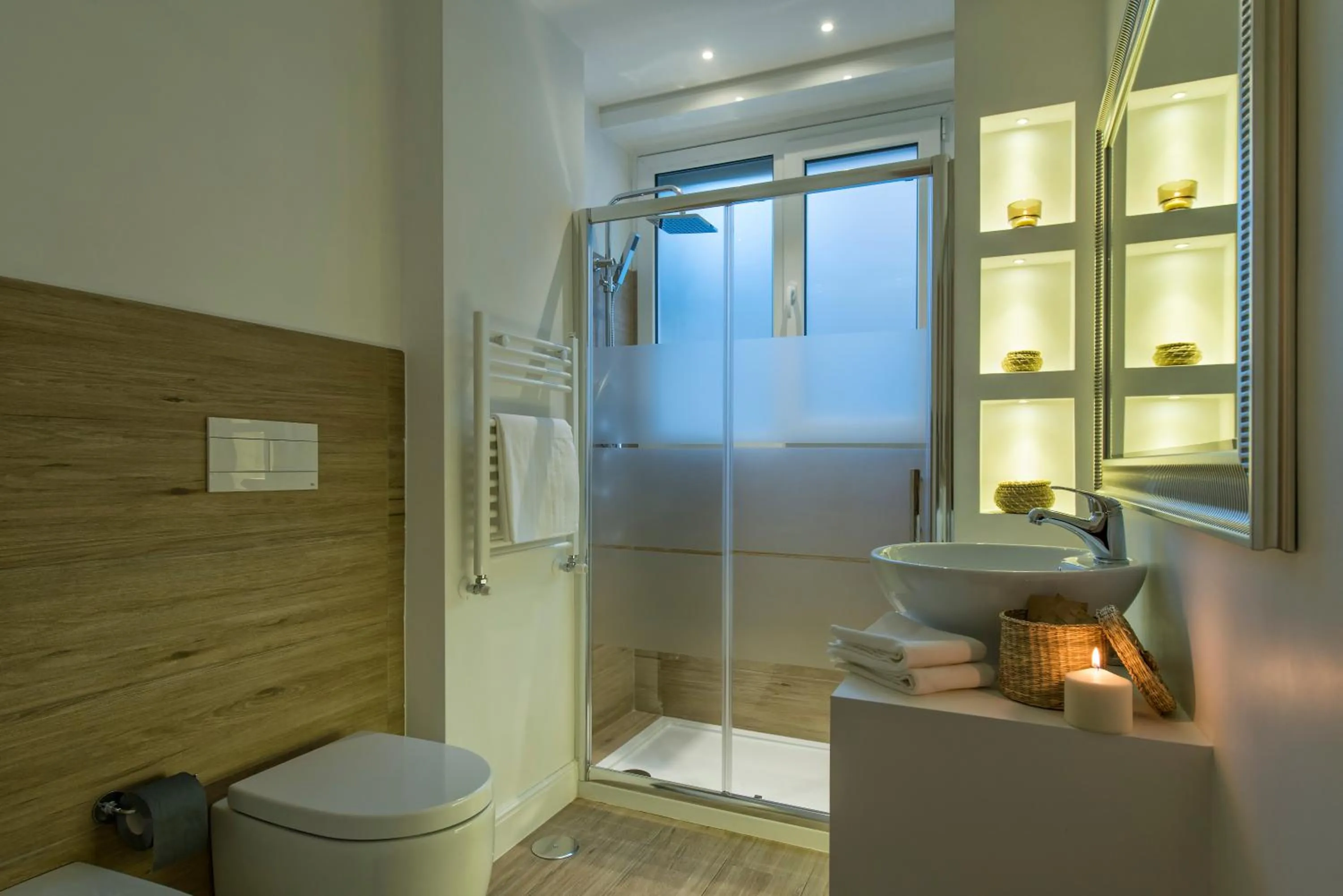 Shower in Aruna Suites