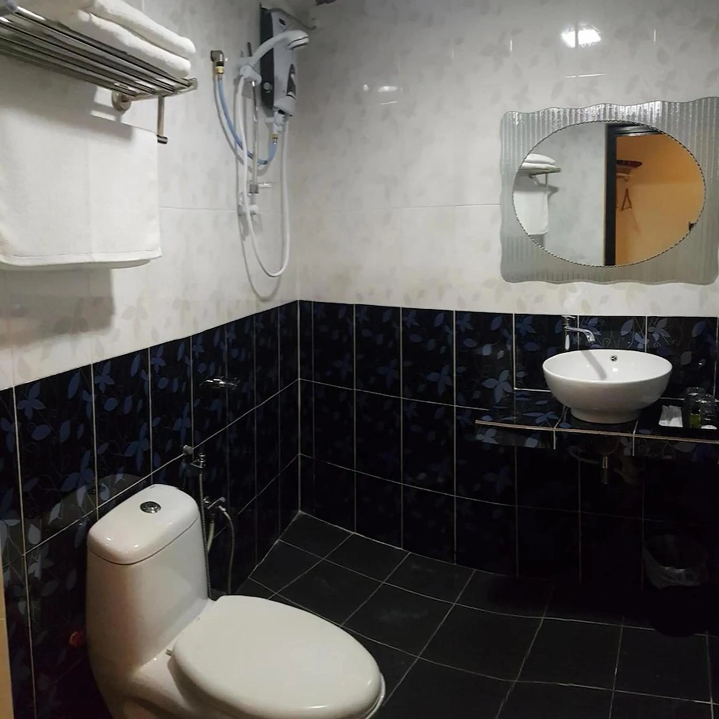 Shower in AlSafina Kijal Beach Resort & Restaurant