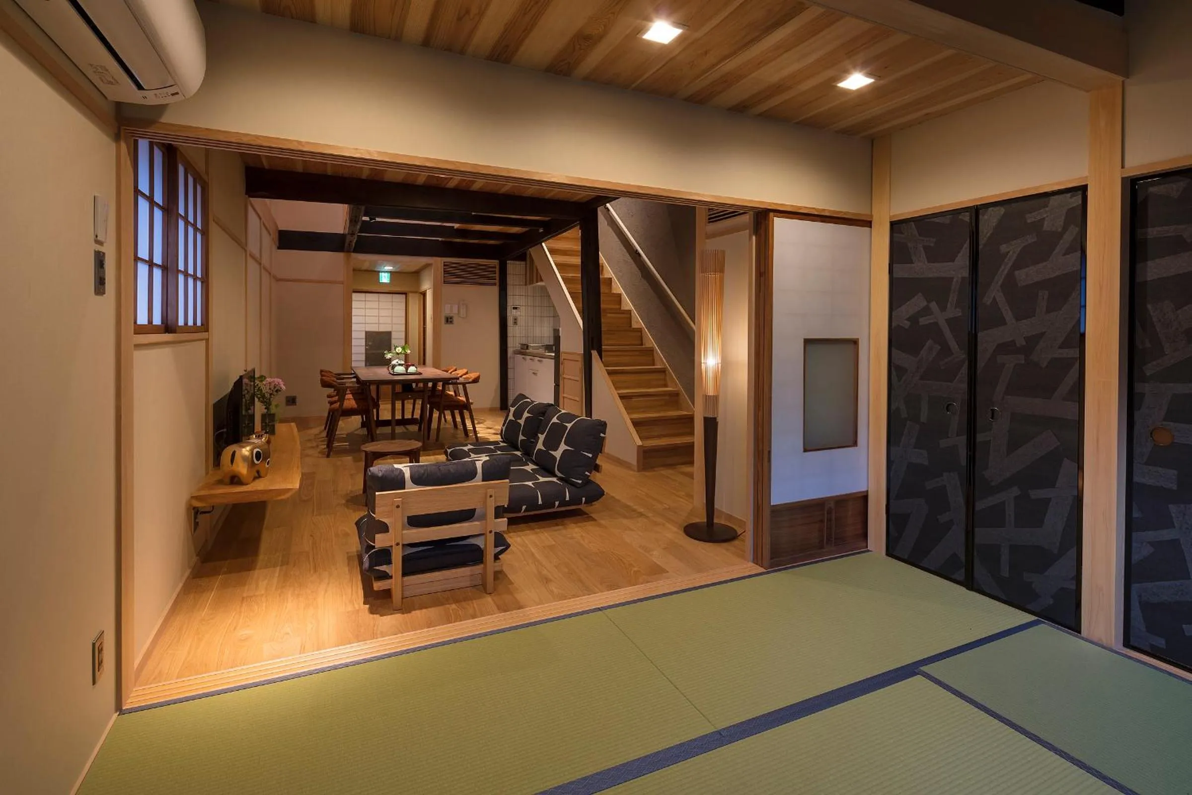 Photo of the whole room in Shimabara Kaiden Machiya House