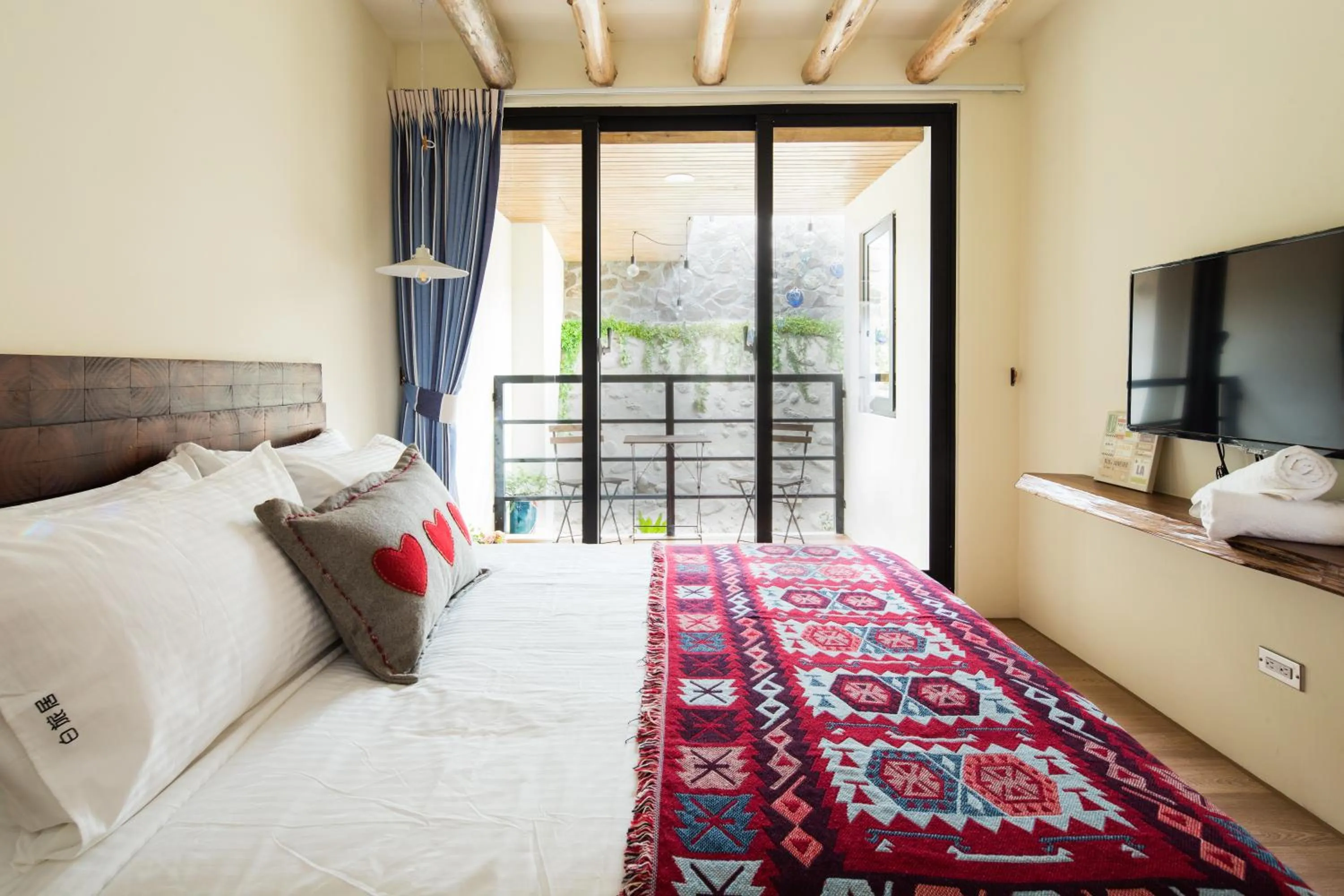 Patio, Bed in Haku Beach Days Inn