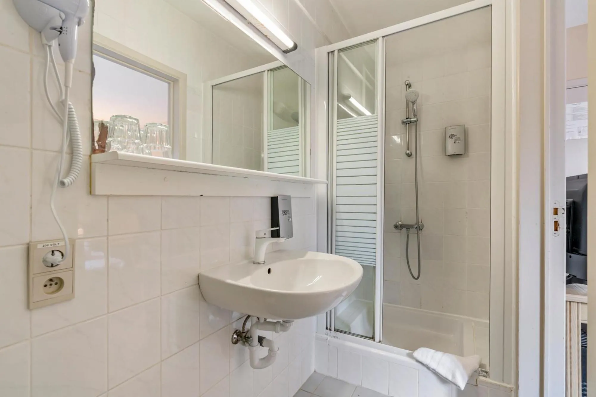 Shower in Sleep & Go Brussels South