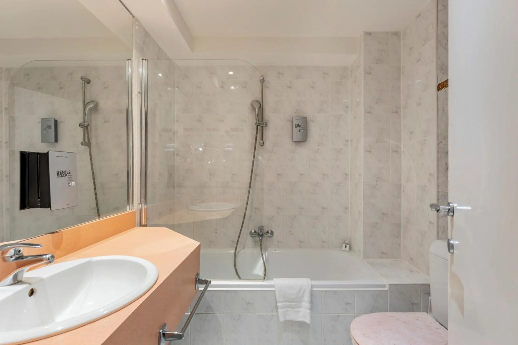 Shower in Sleep & Go Brussels South