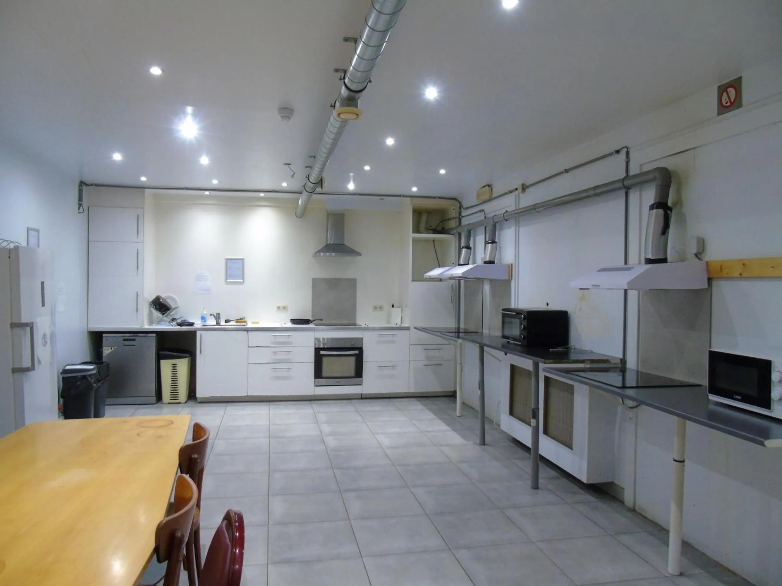 Kitchen or kitchenette in Sleep & Go Brussels South