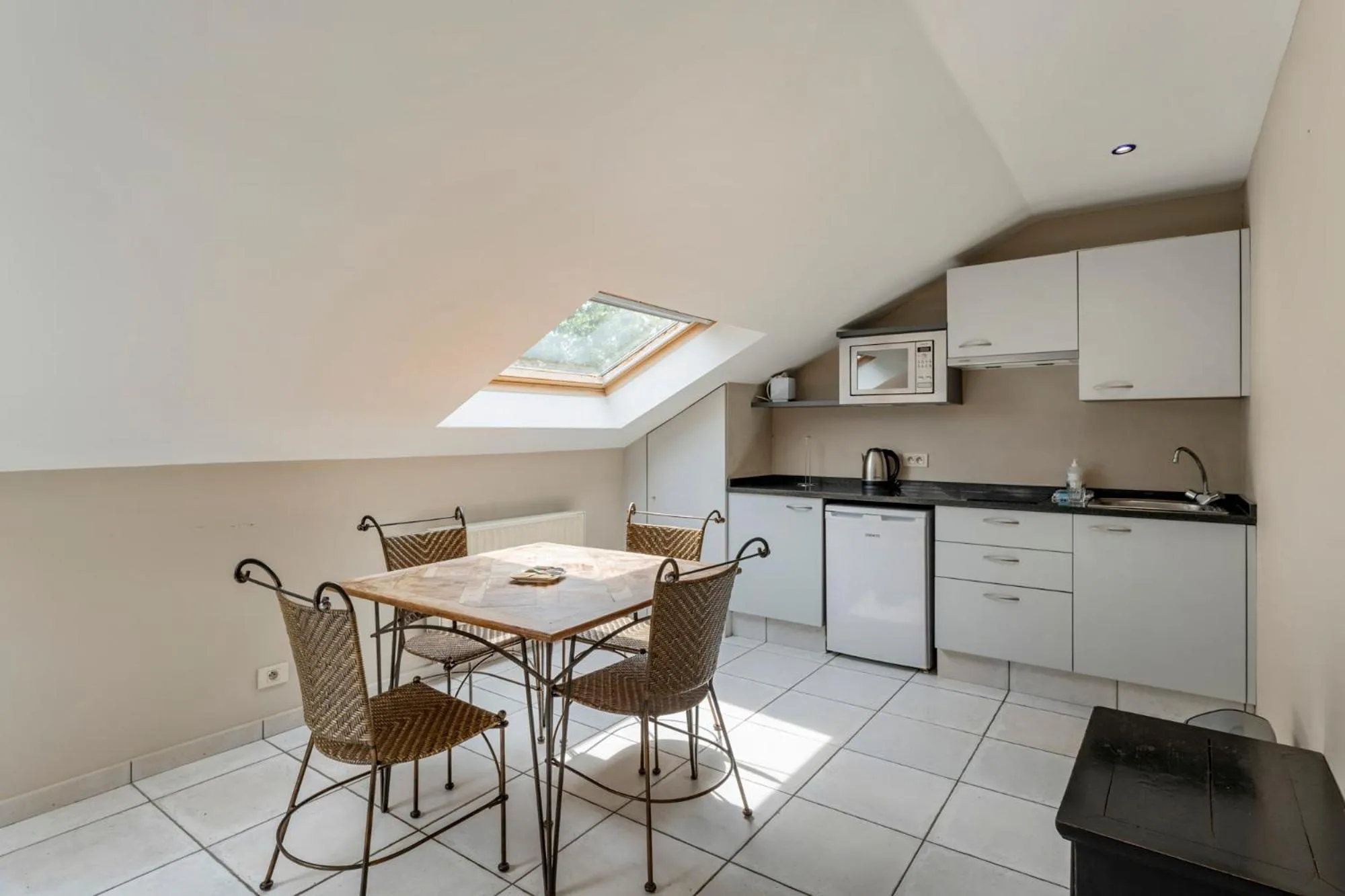 Kitchen or kitchenette in Sleep & Go Brussels South