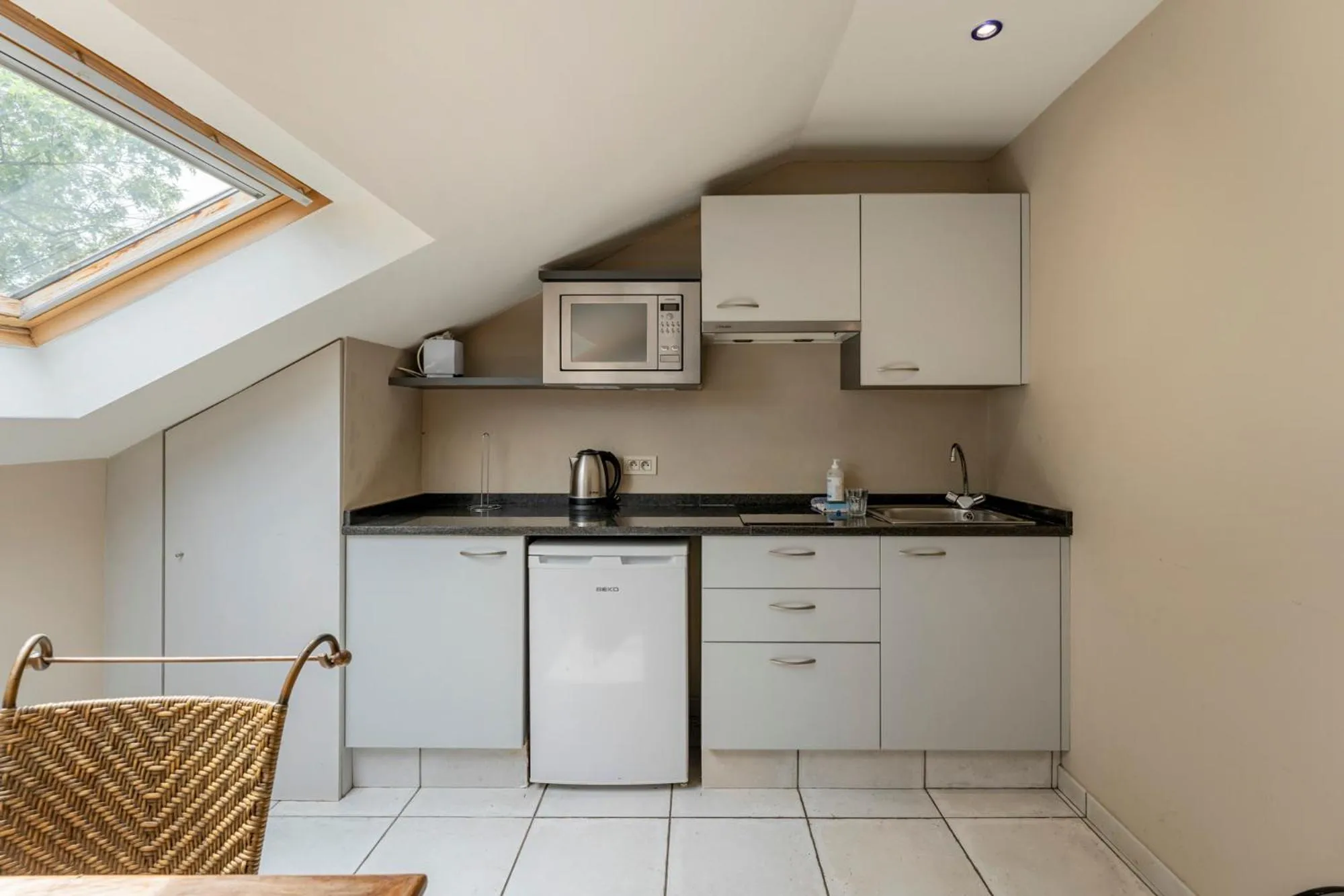 Kitchen or kitchenette in Sleep & Go Brussels South