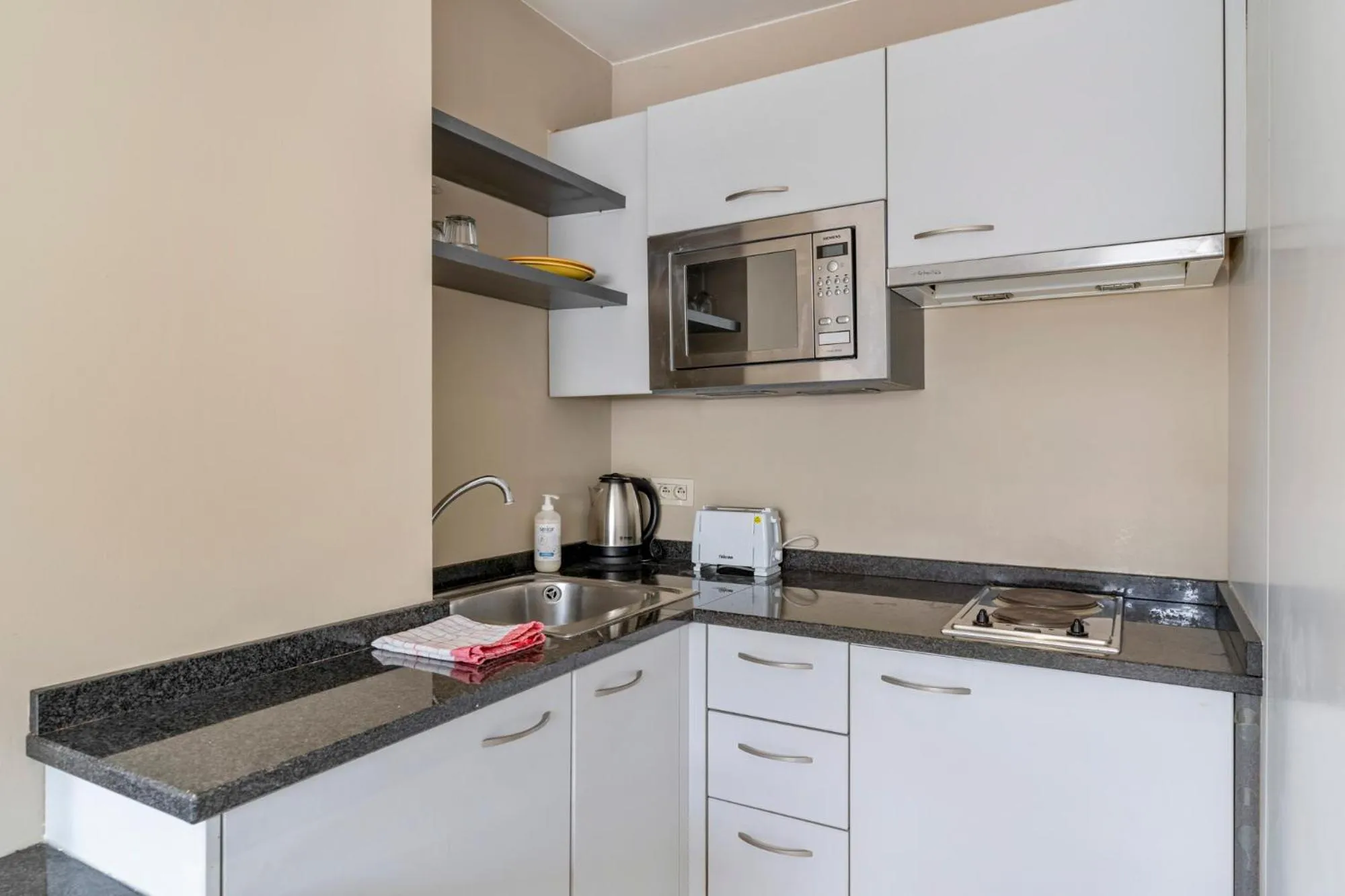 Kitchen or kitchenette in Sleep & Go Brussels South