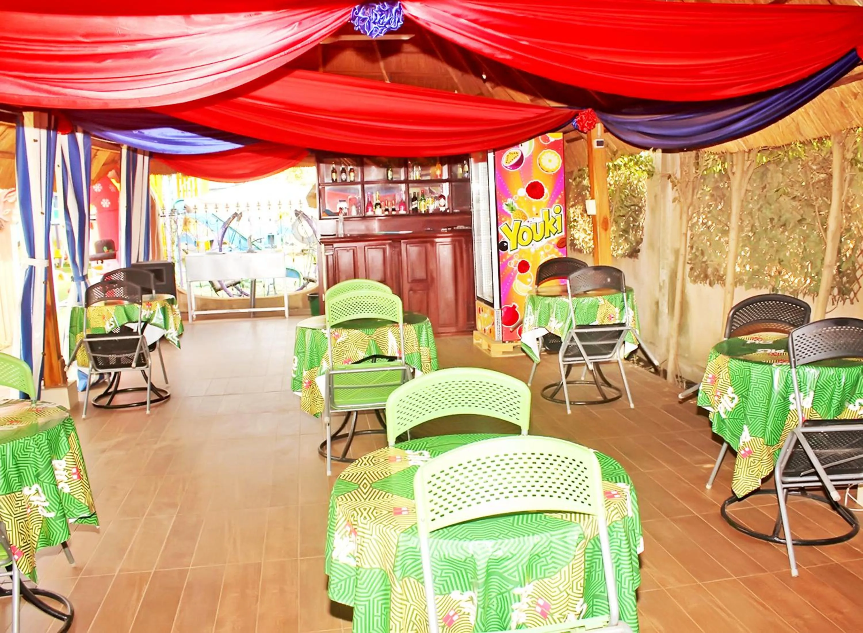 Restaurant/places to eat in Hotel Ganiela