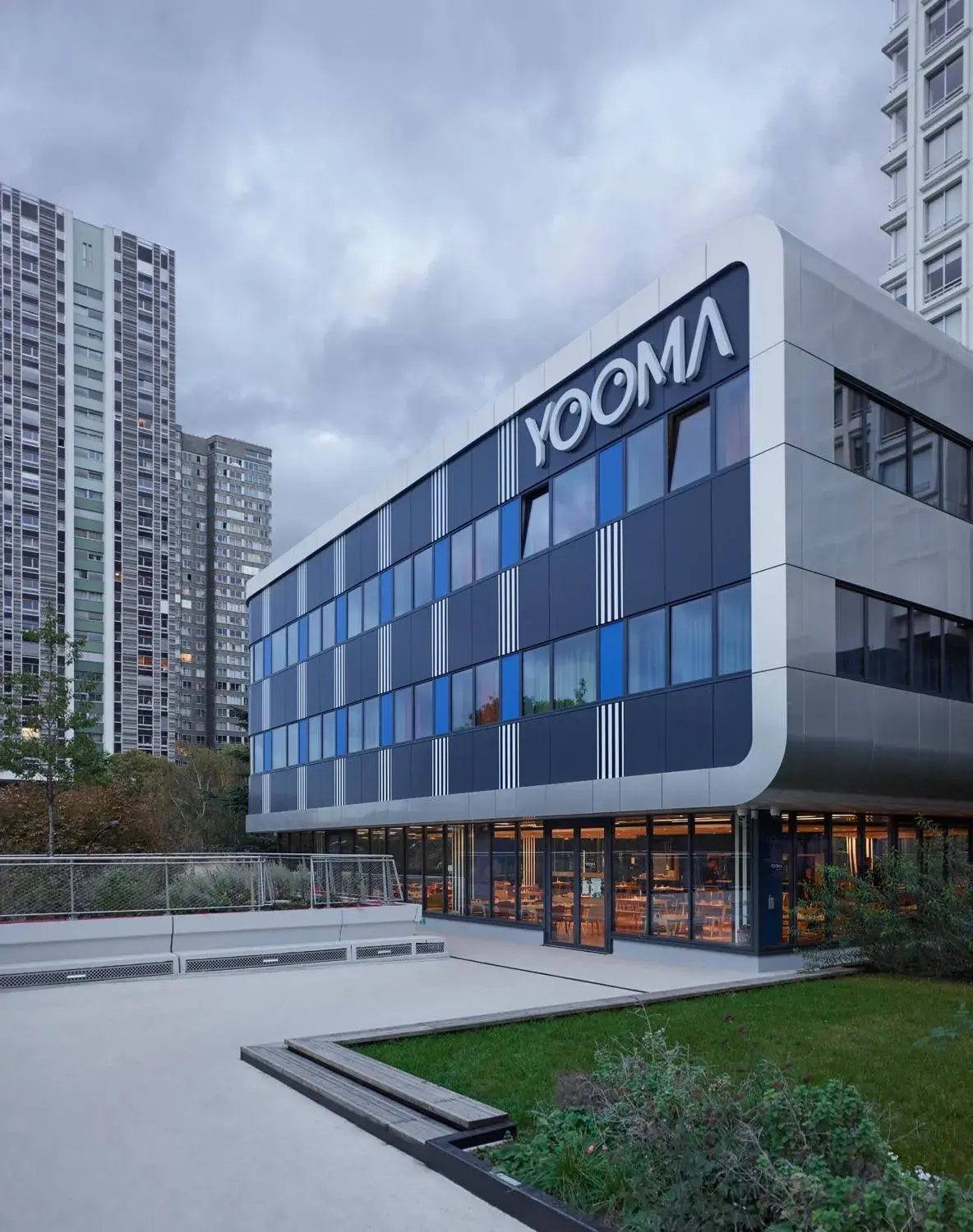 Property building in YOOMA Urban Lodge Tour Eiffel Property building in YOOMA Urban Lodge Tour Eiffel