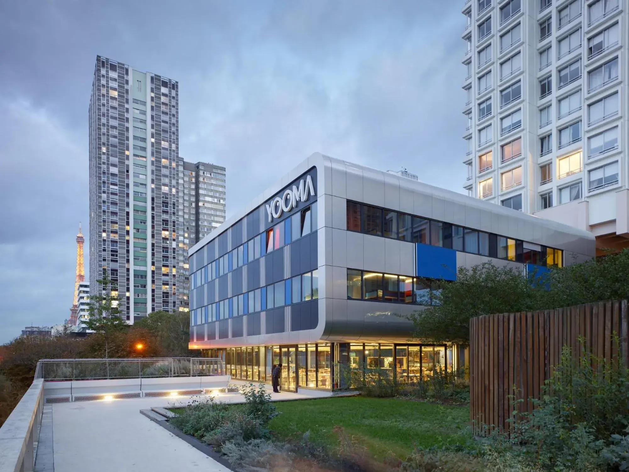 Property building in YOOMA Urban Lodge Tour Eiffel Property building in YOOMA Urban Lodge Tour Eiffel