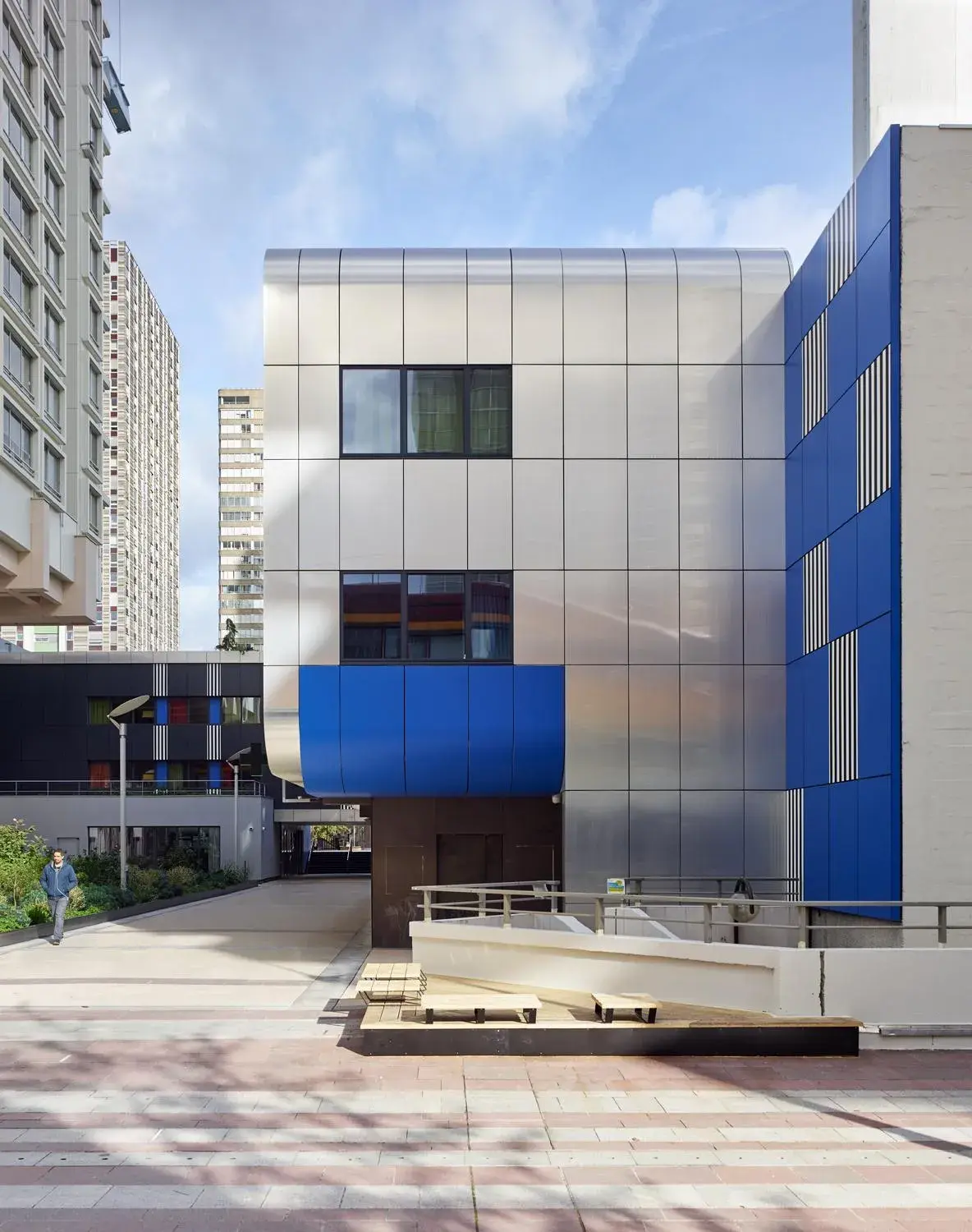 Property building in YOOMA Urban Lodge Tour Eiffel Property building in YOOMA Urban Lodge Tour Eiffel