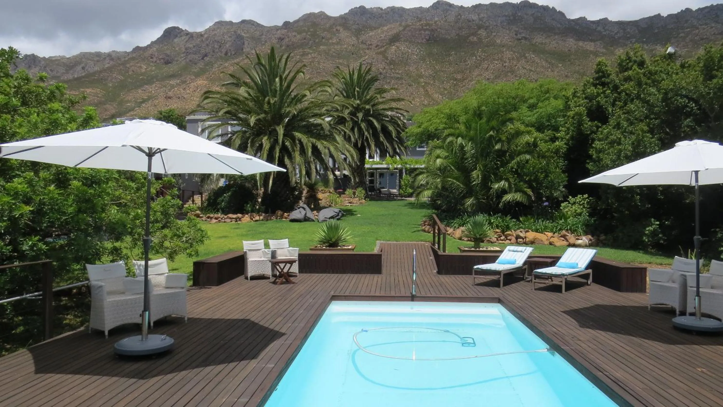 Garden view in Bloemenzee Boutique B&B