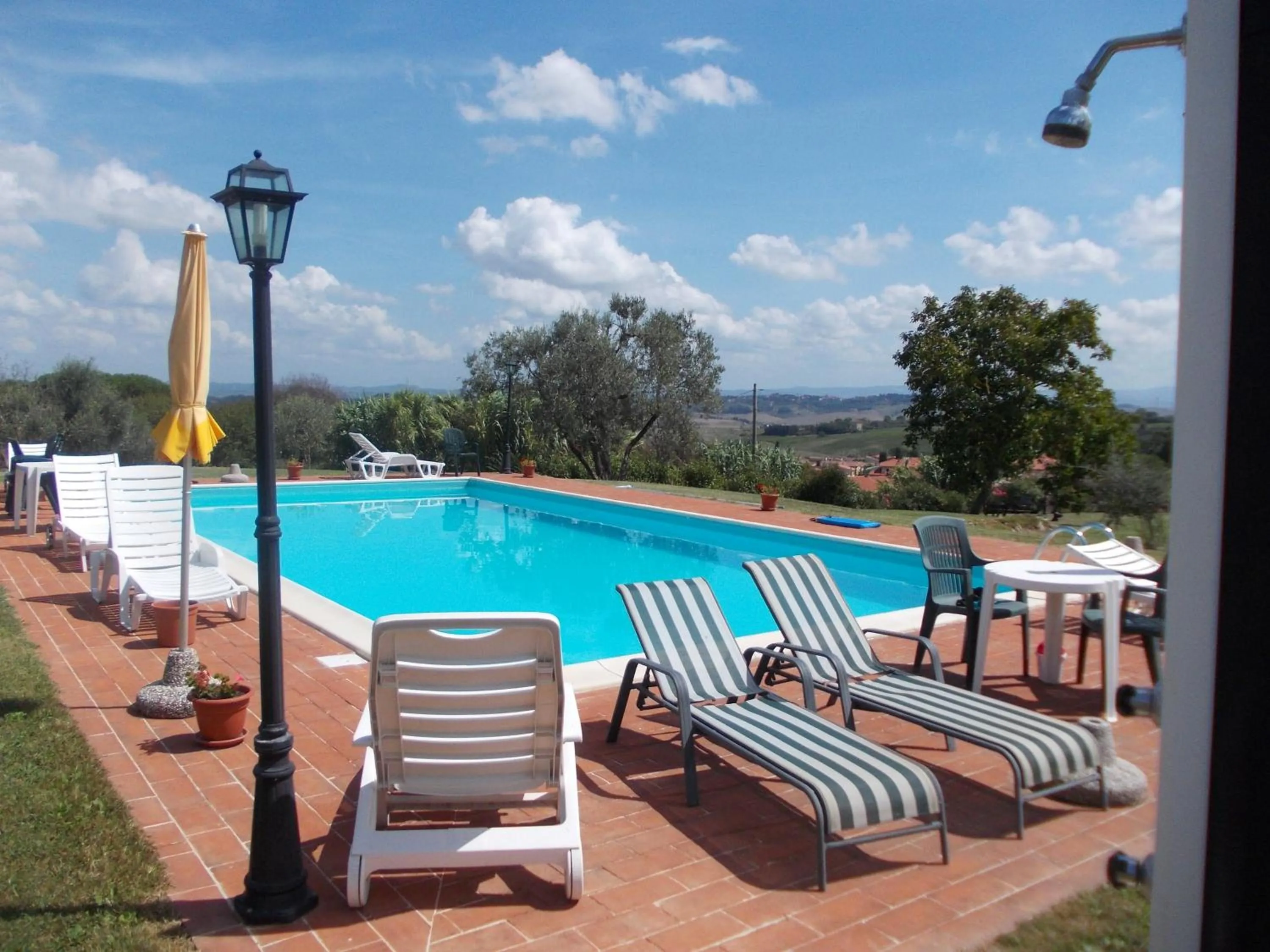 Pool view in Le Pergoline B&B