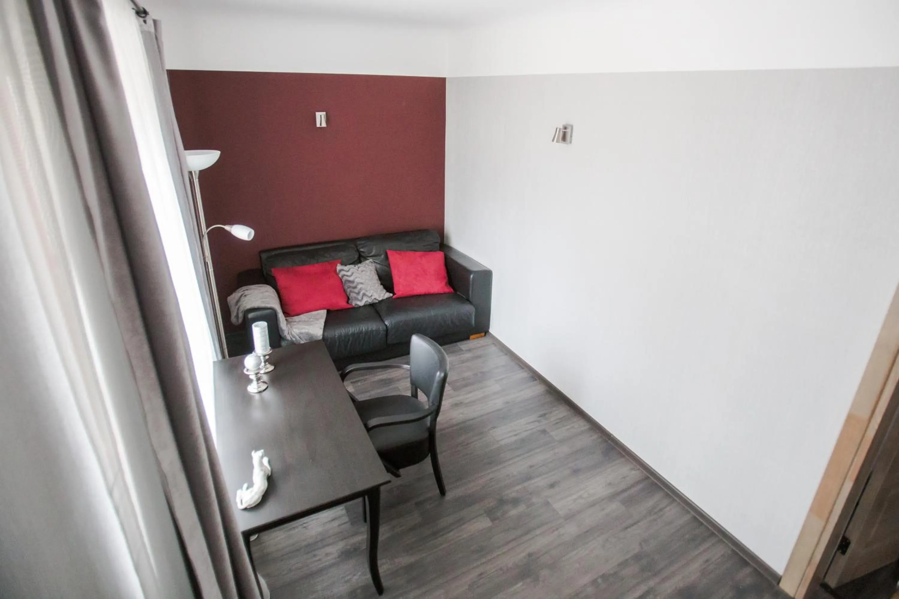 Photo of the whole room in Park Apartments