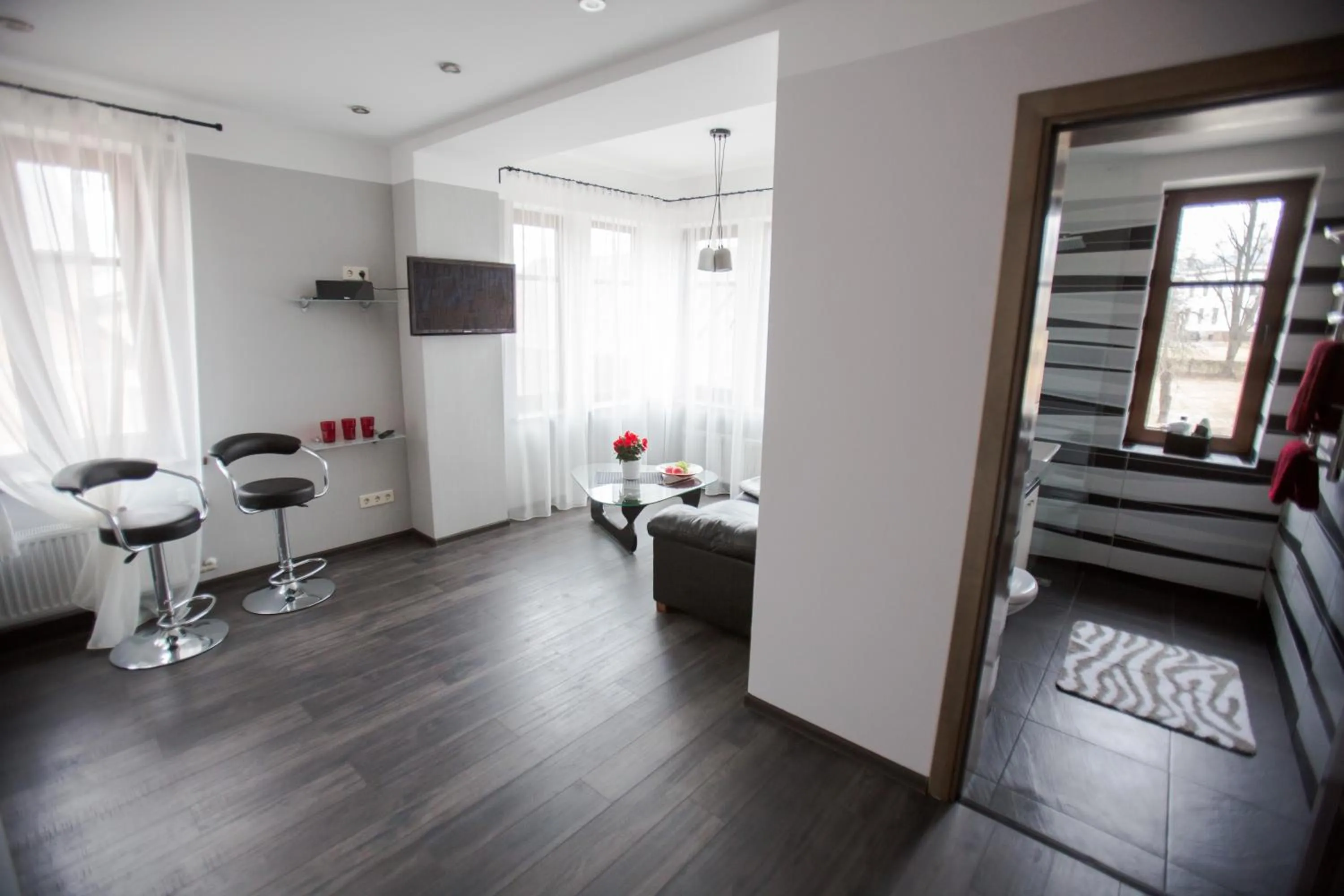 Photo of the whole room in Park Apartments