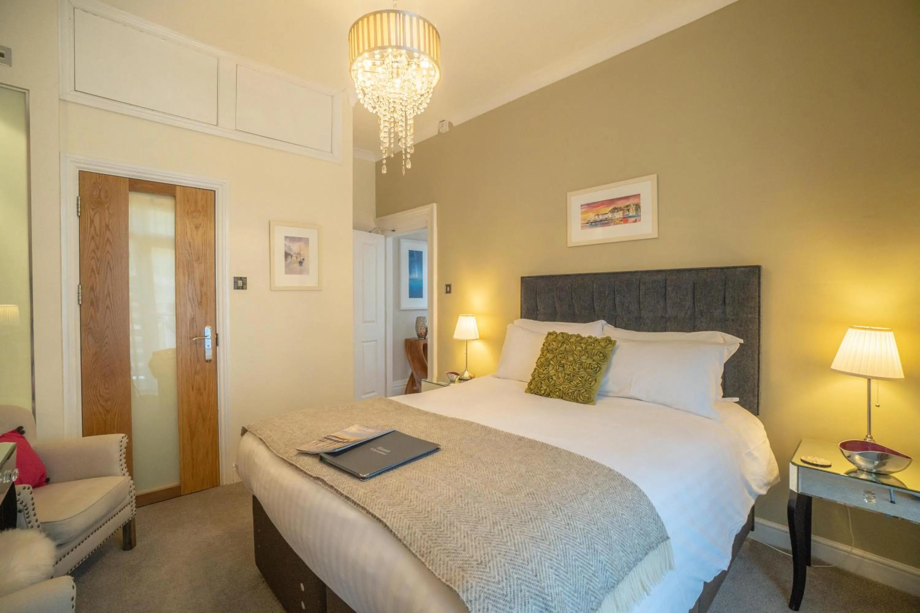 Photo of the whole room, Bed in Awel y Mor