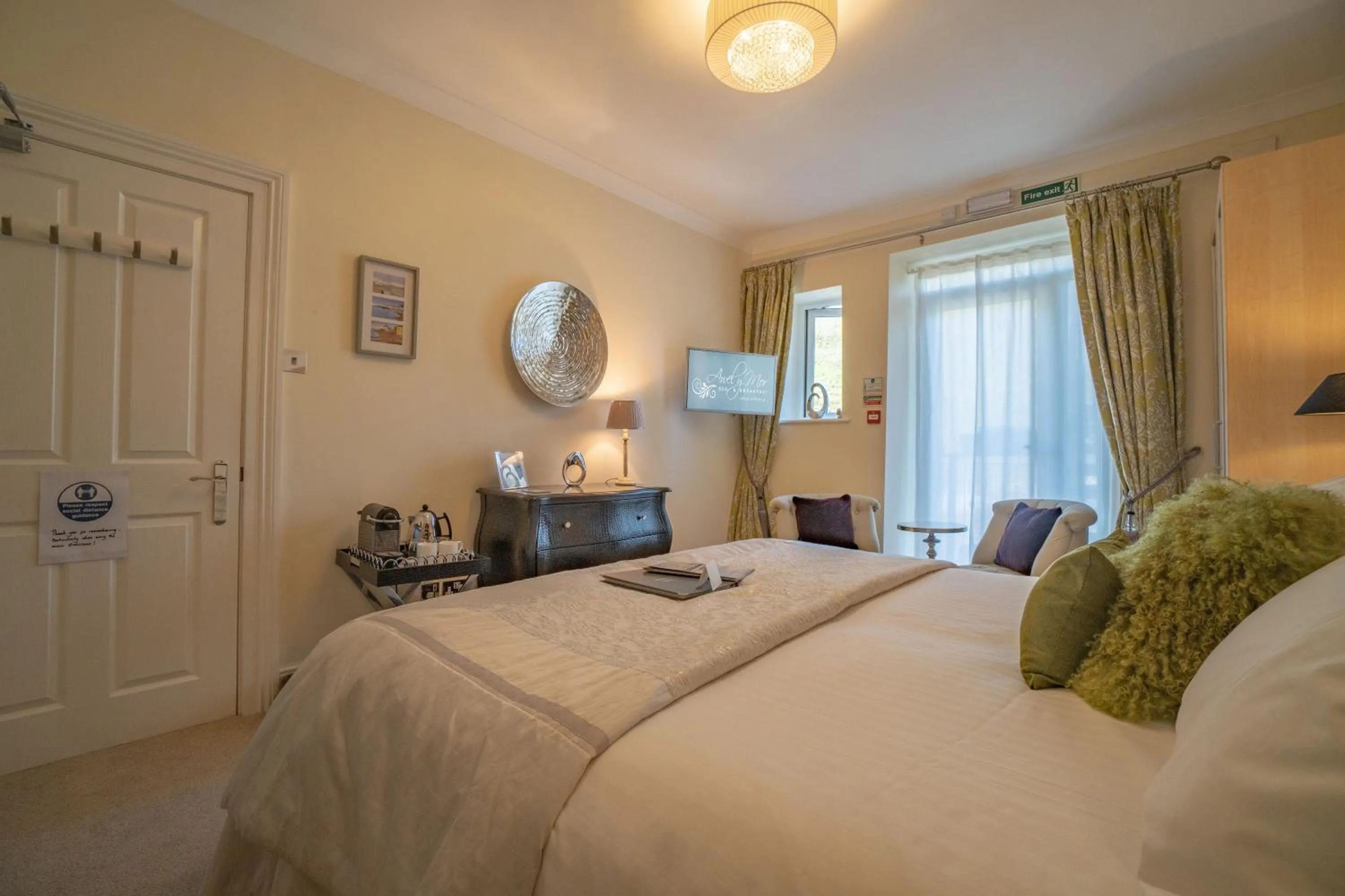 Photo of the whole room, Bed in Awel y Mor