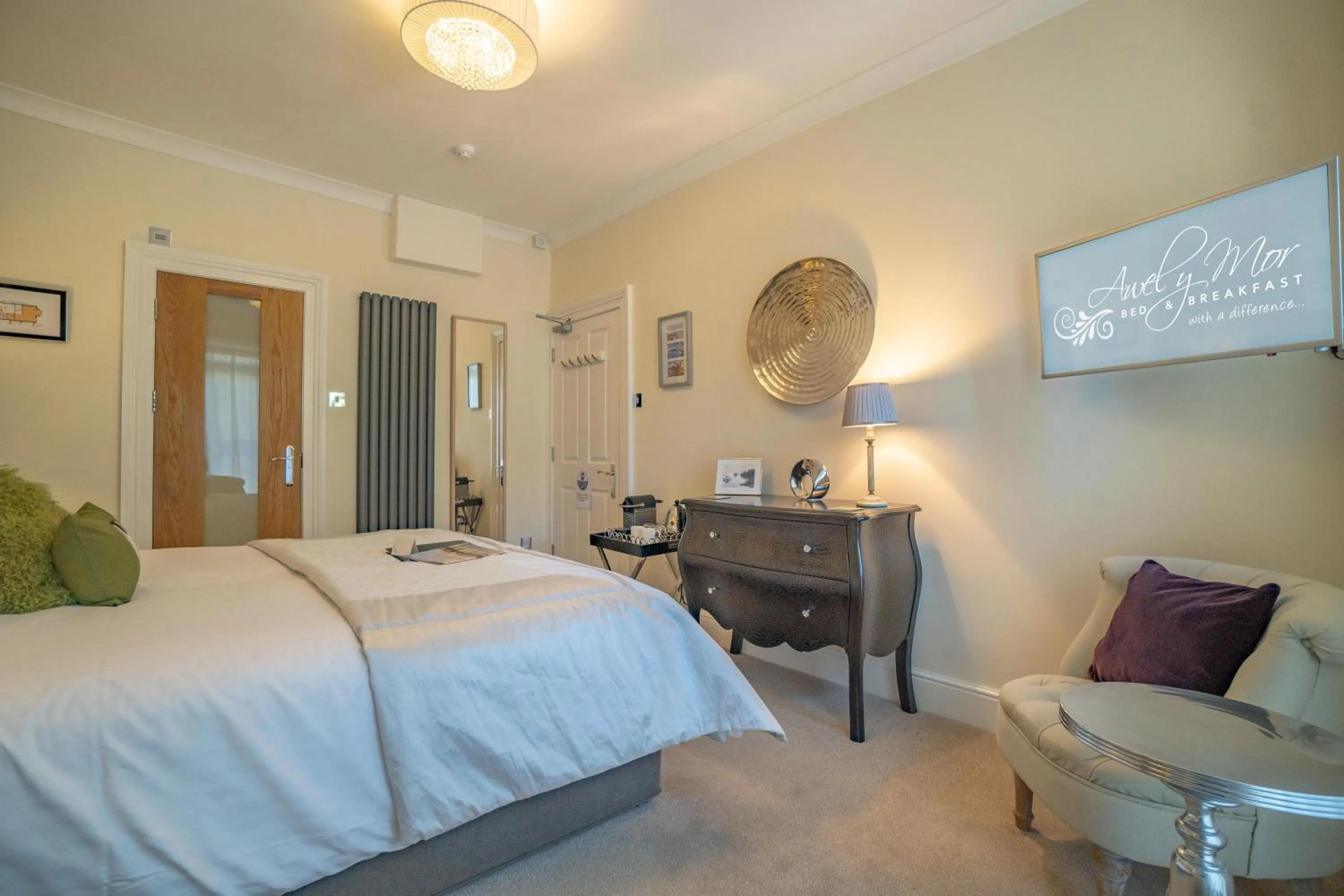 Photo of the whole room, Bed in Awel y Mor