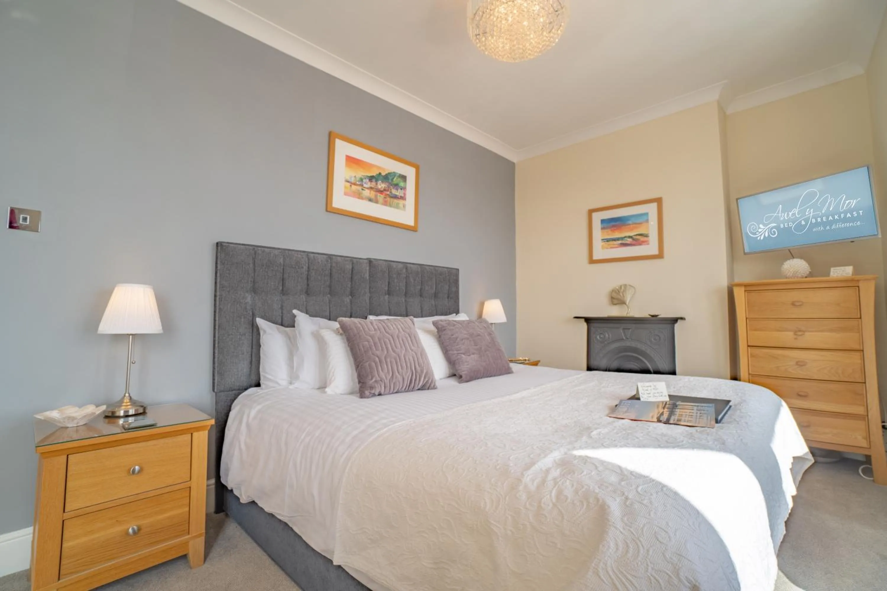 Photo of the whole room, Bed in Awel y Mor