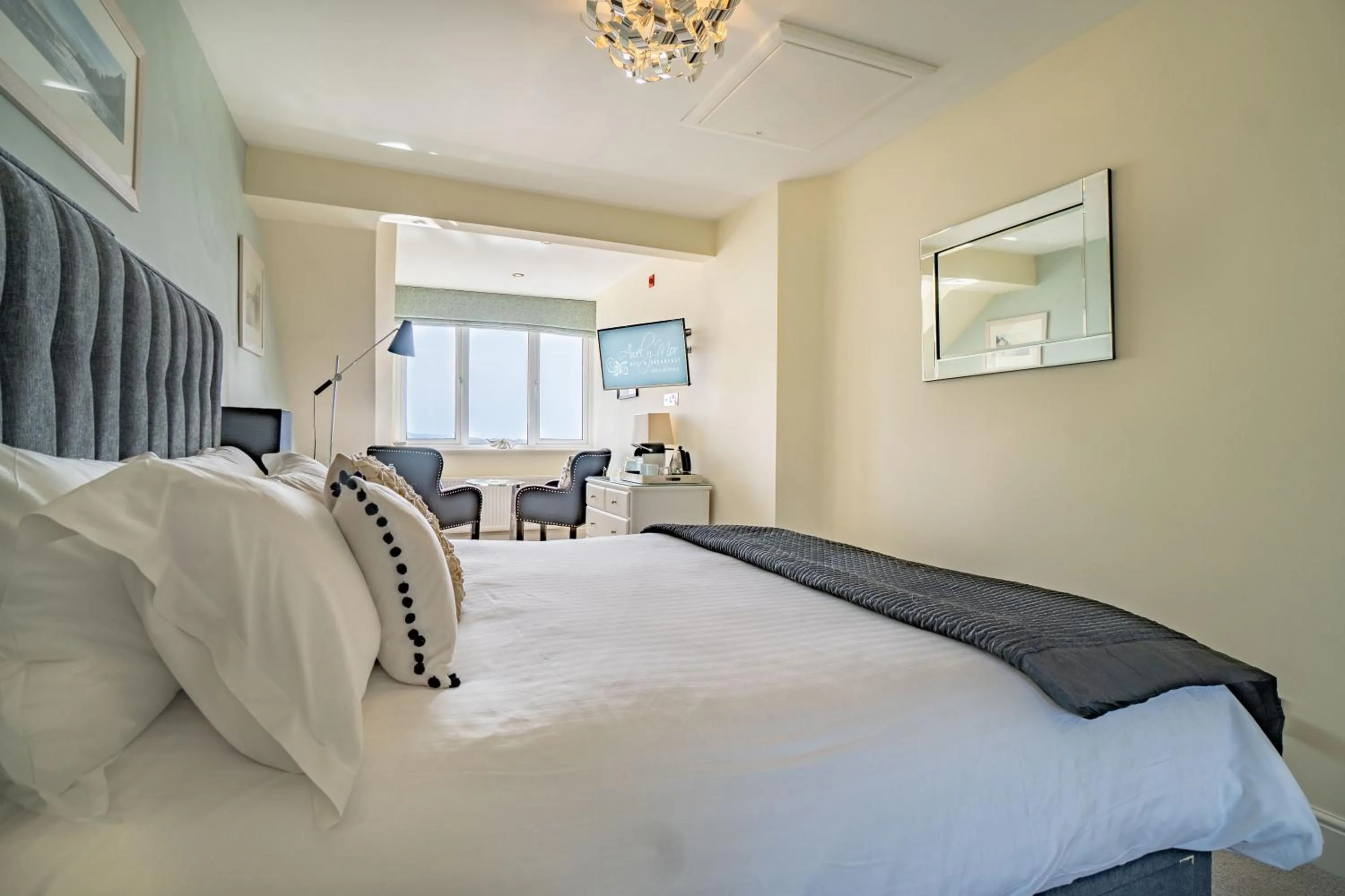 Photo of the whole room, Bed in Awel y Mor
