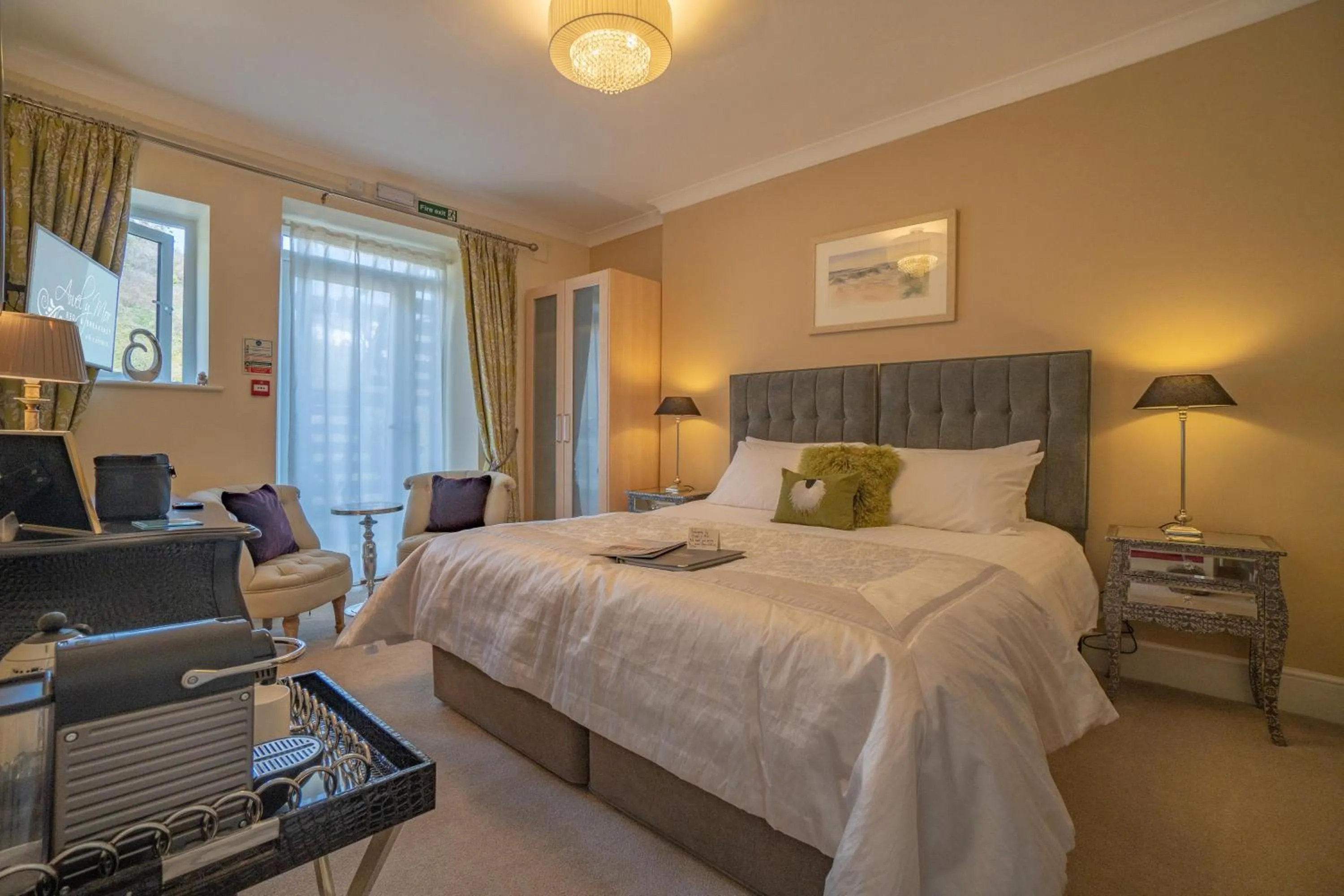 Photo of the whole room, Bed in Awel y Mor