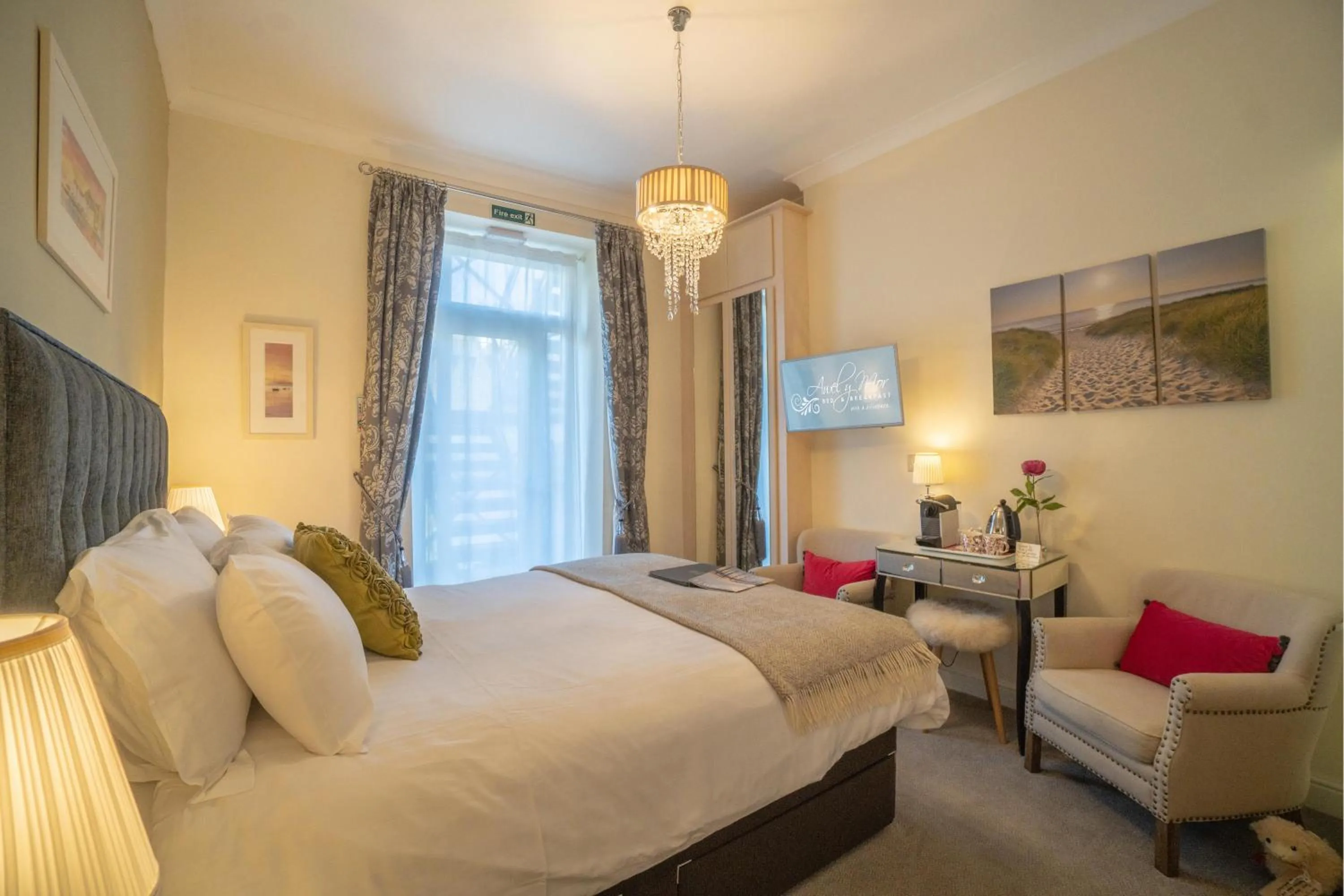 Photo of the whole room, Bed in Awel y Mor