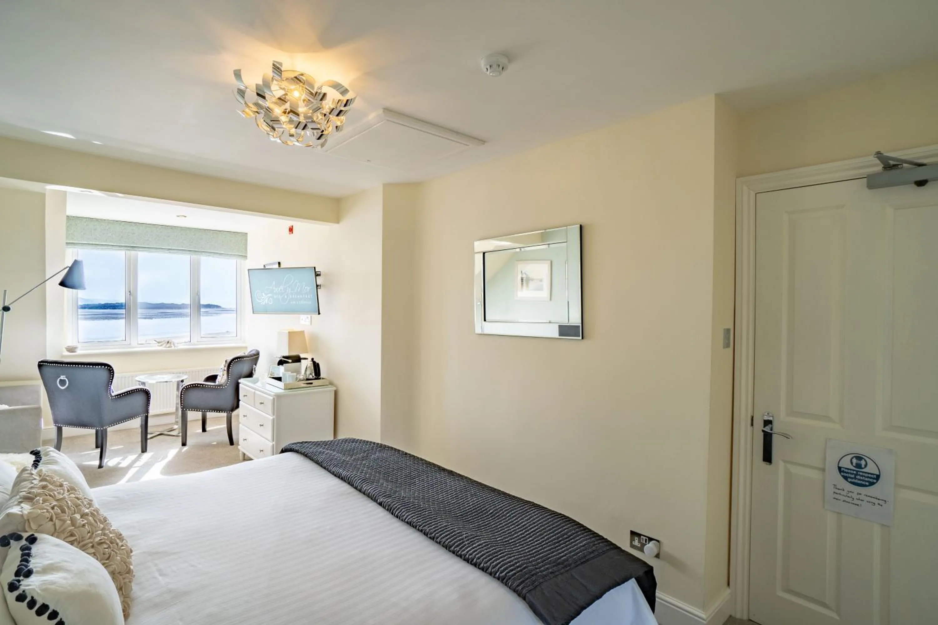Photo of the whole room, Bed in Awel y Mor