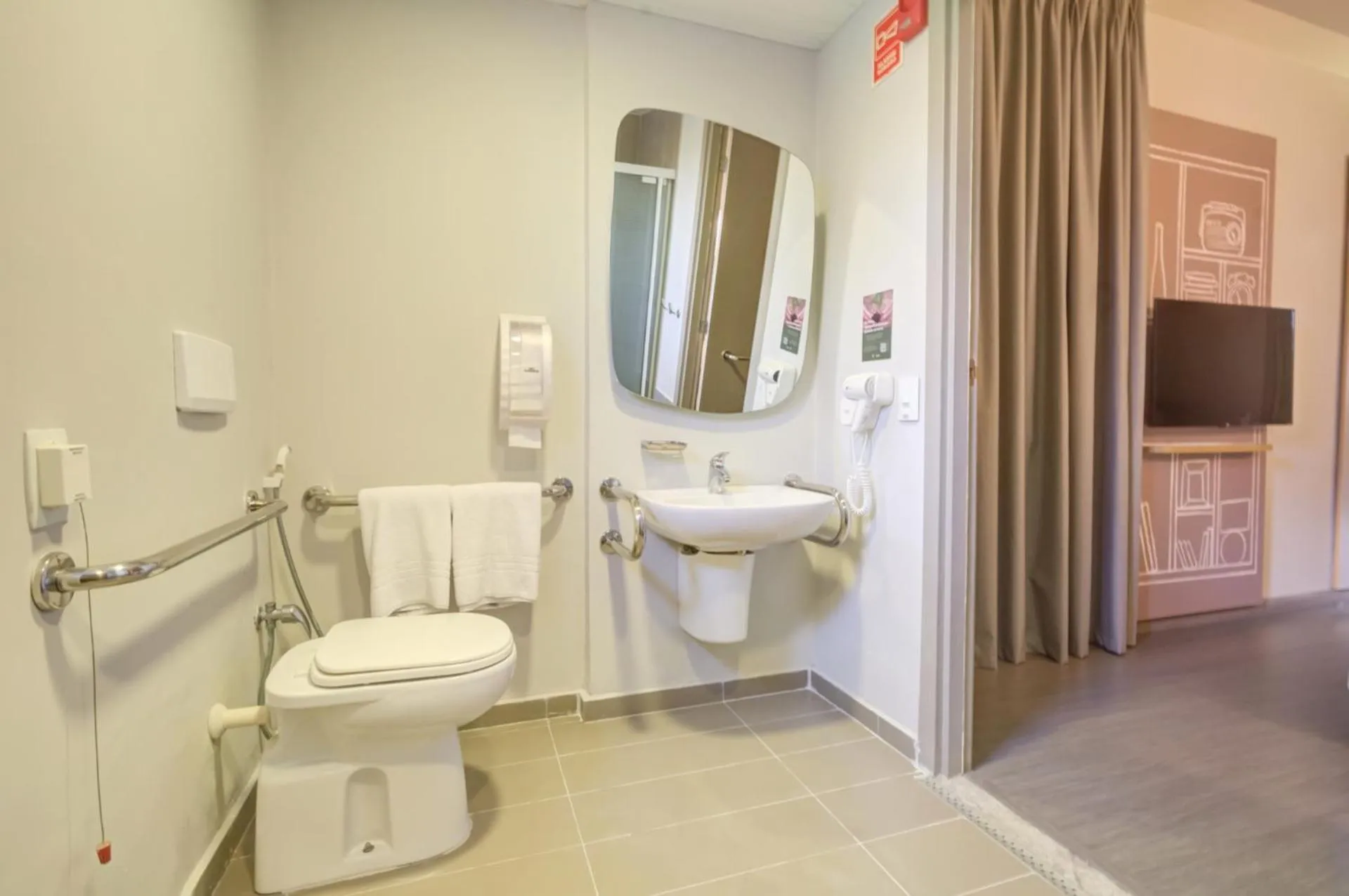 Bathroom in ibis Paranagua