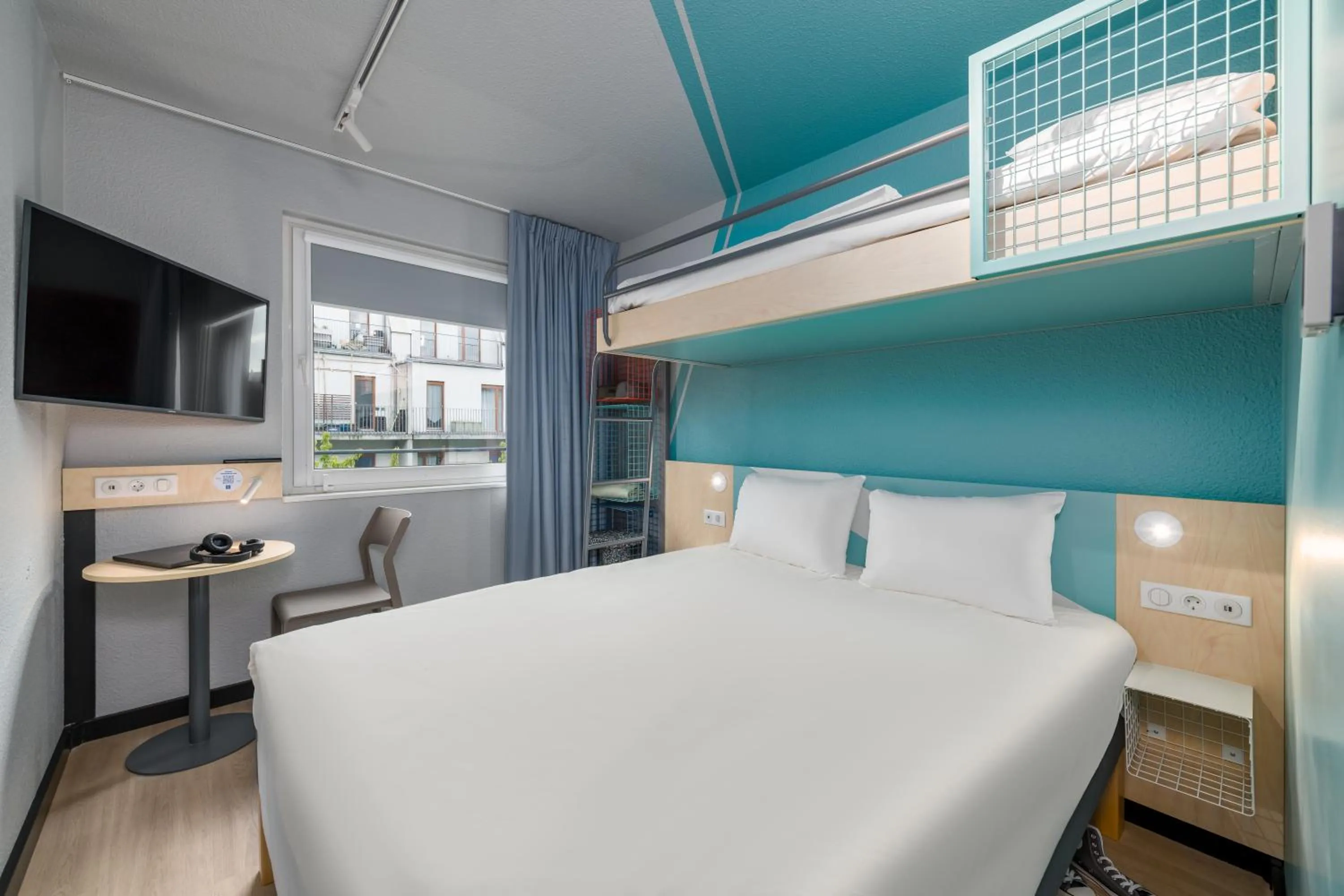 Photo of the whole room, Bed in ibis budget Hamburg St Pauli Messe - neu renoviert