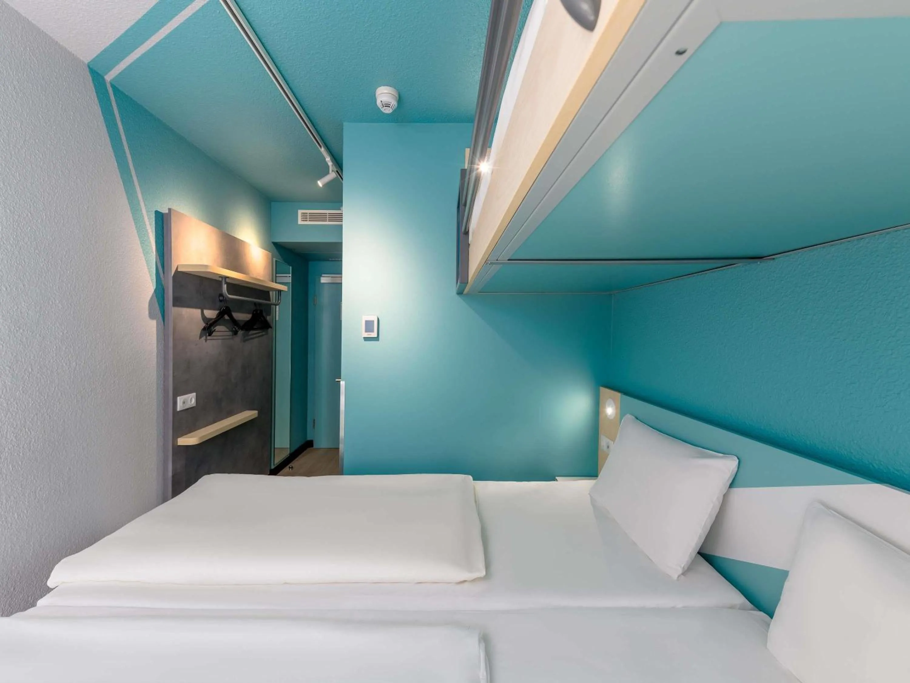 Bedroom, Bed in ibis budget Hamburg St Pauli Messe - neu renoviert