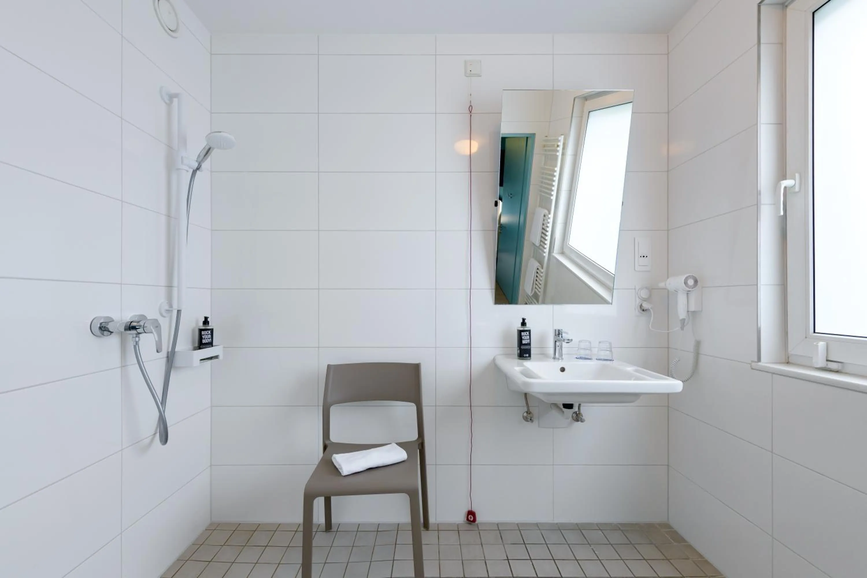 Bathroom in ibis budget Hamburg St Pauli Messe - neu renoviert