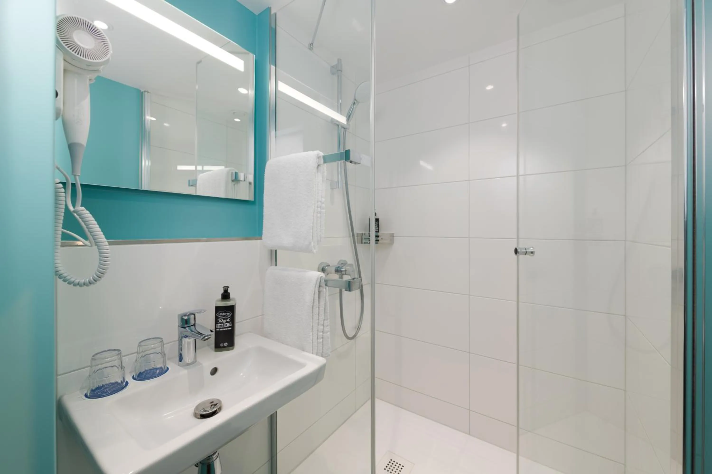 Bathroom in ibis budget Hamburg St Pauli Messe - neu renoviert