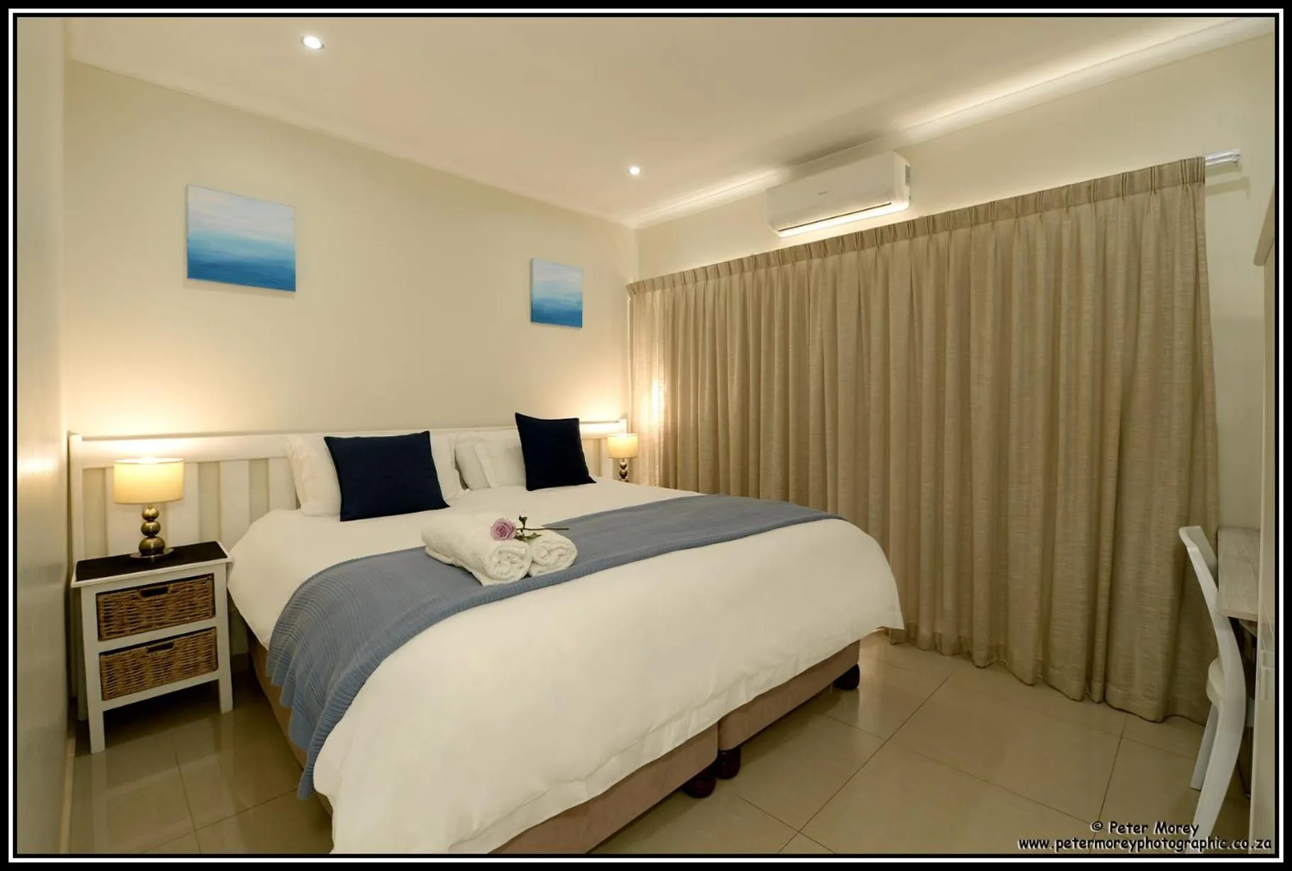 Photo of the whole room, Bed in Paarl Mountain Lodge