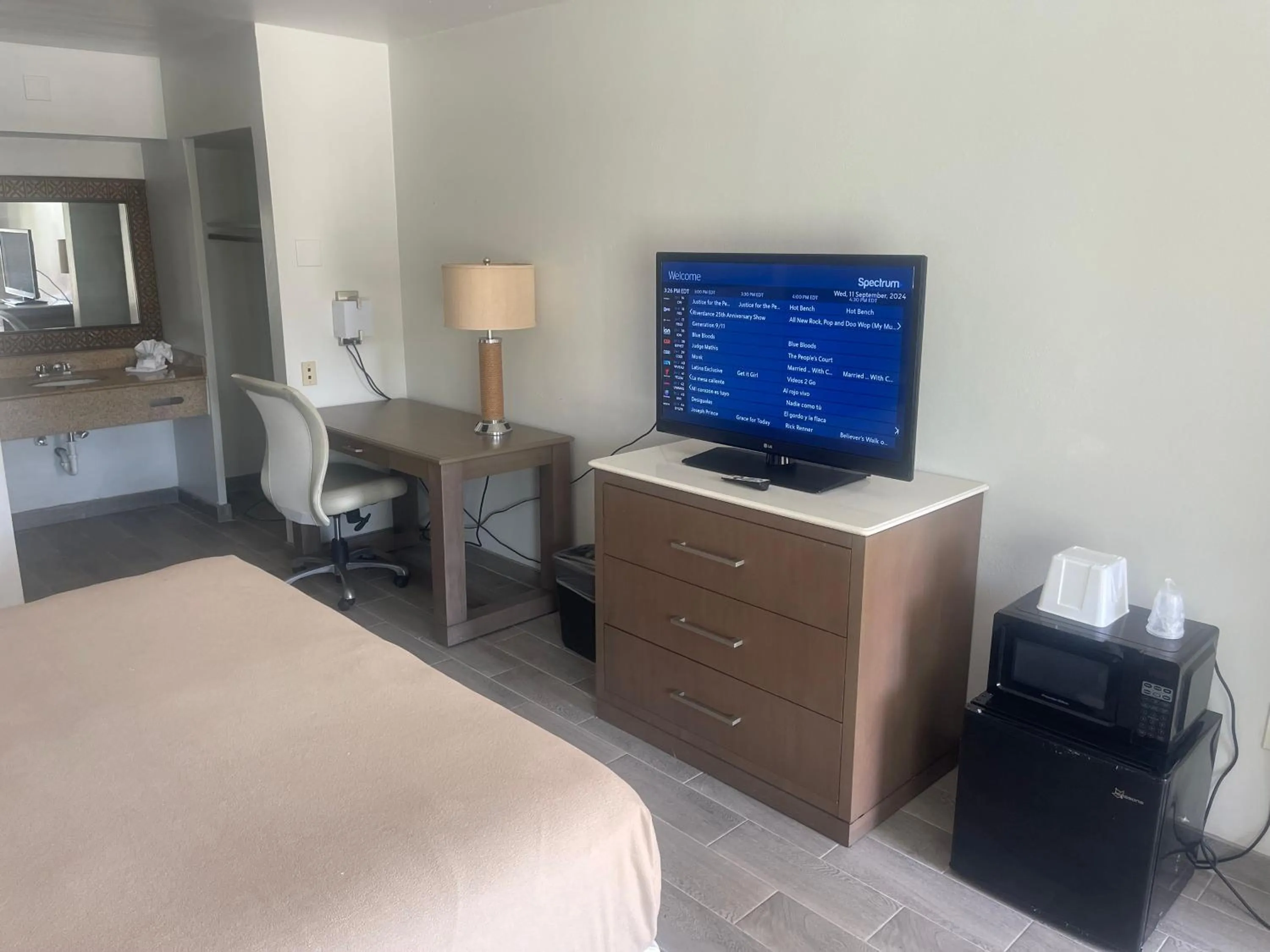 Photo of the whole room, Bed in Rodeway Inn