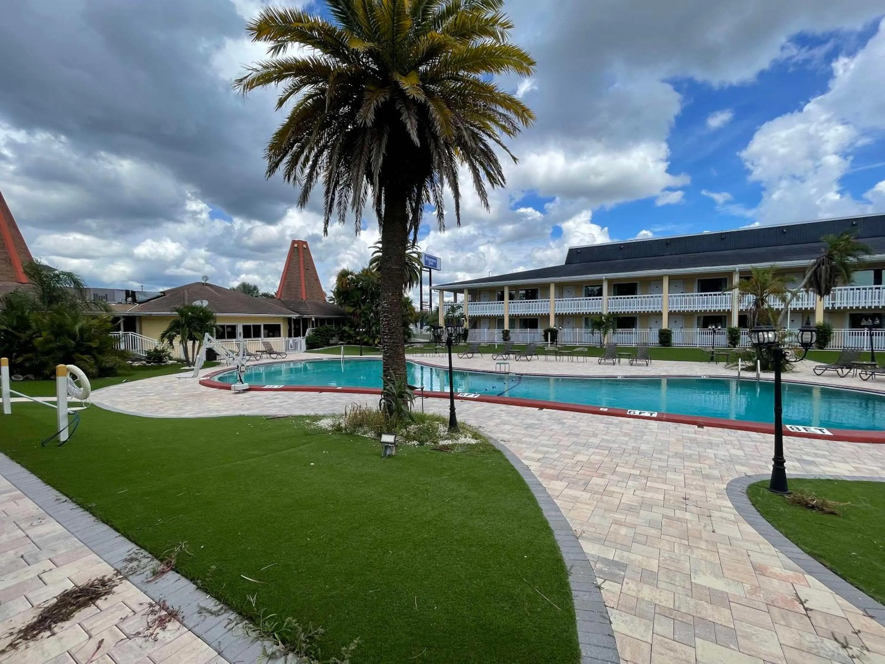 Swimming pool in Rodeway Inn