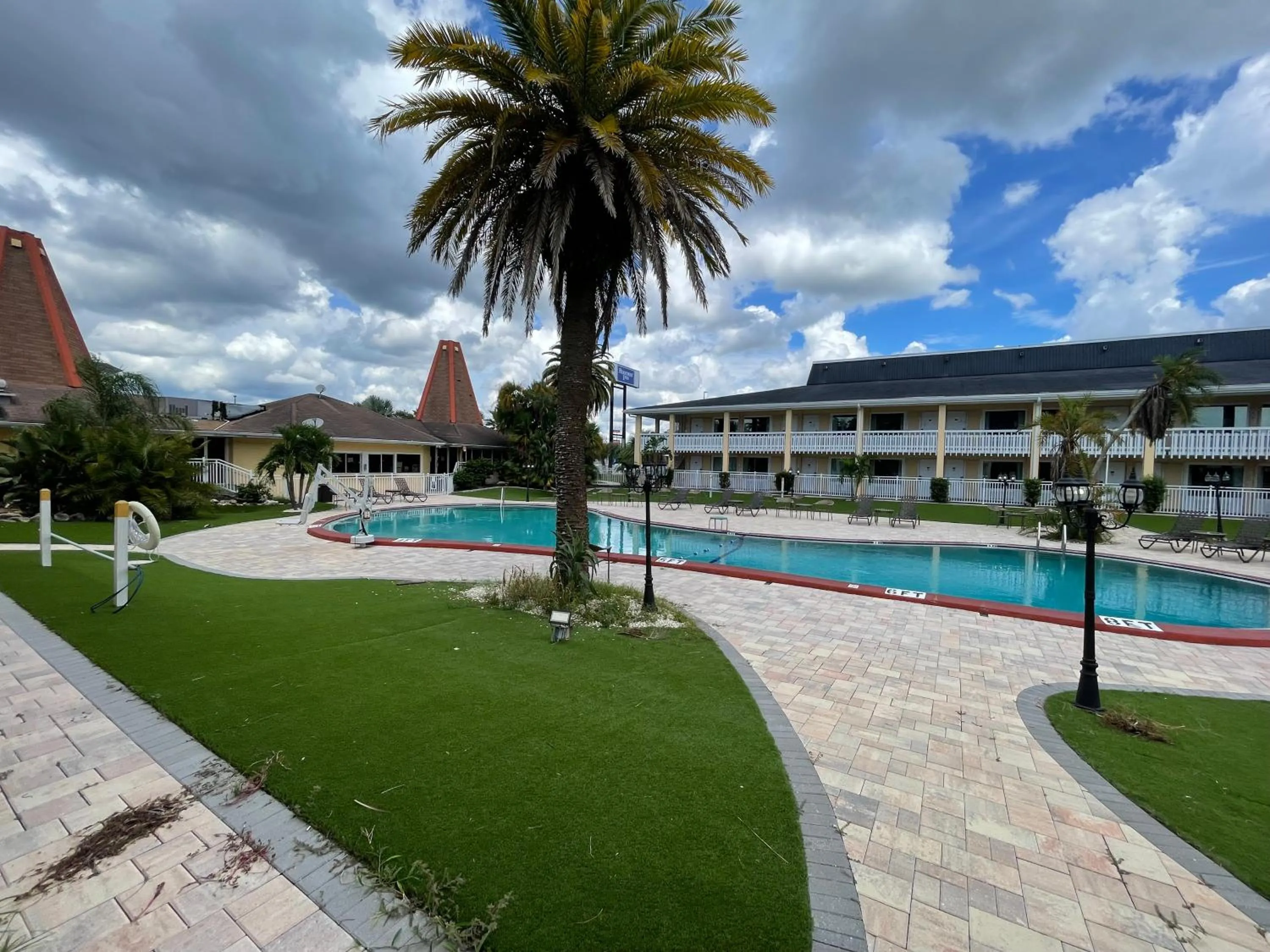 Swimming pool in Rodeway Inn