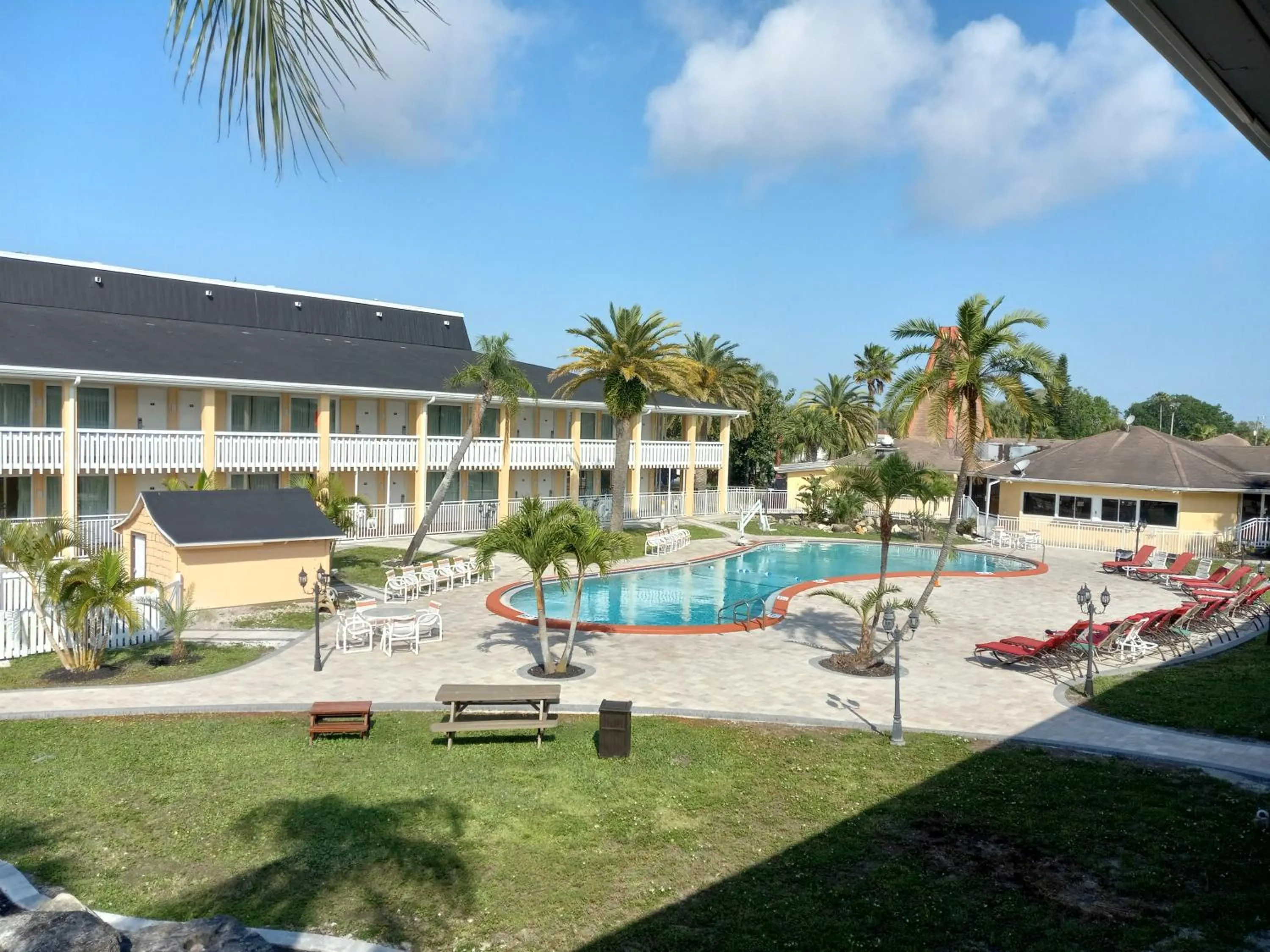 Swimming pool in Rodeway Inn