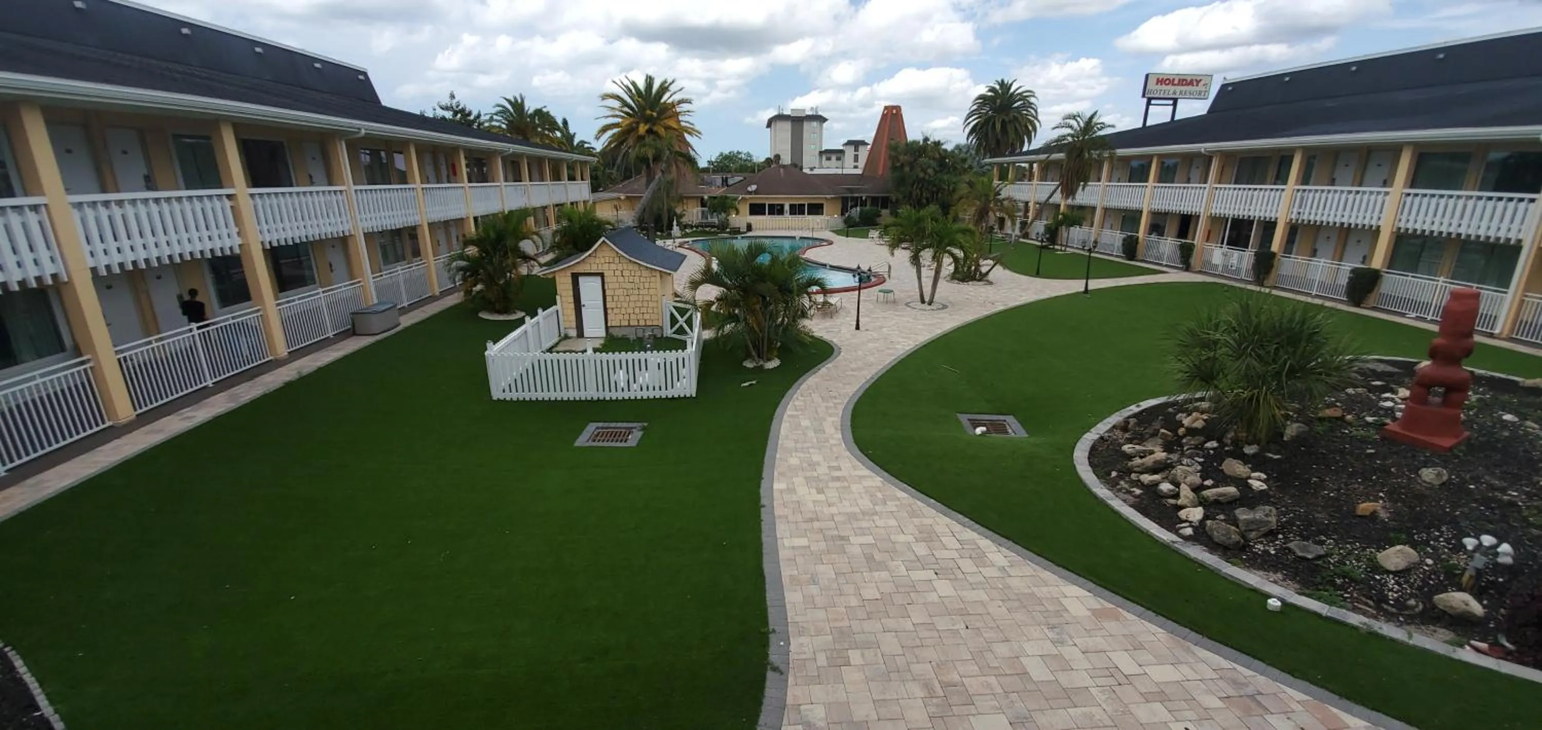 Swimming pool in Rodeway Inn