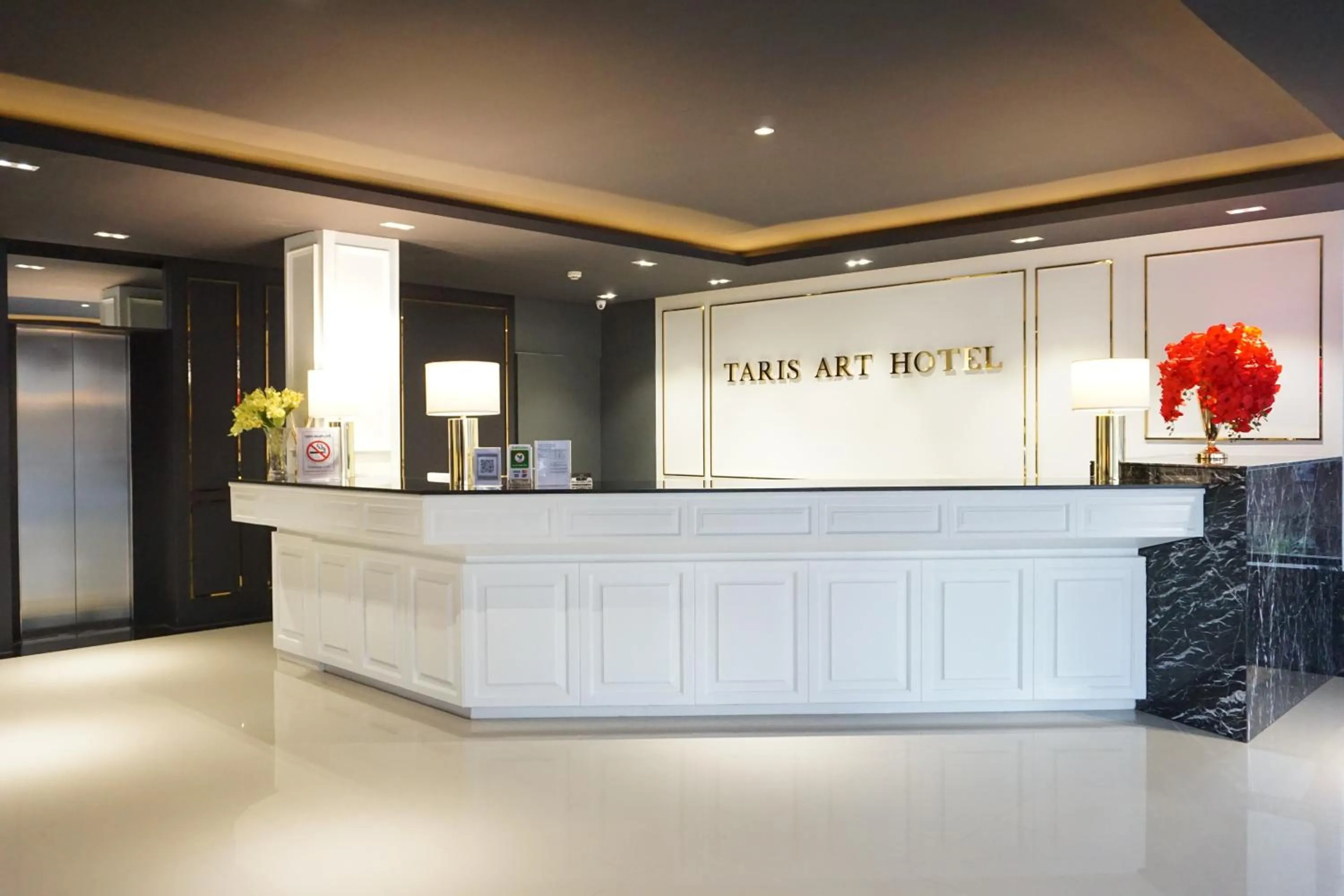 Lobby or reception in Taris Art Hotel Phrae
