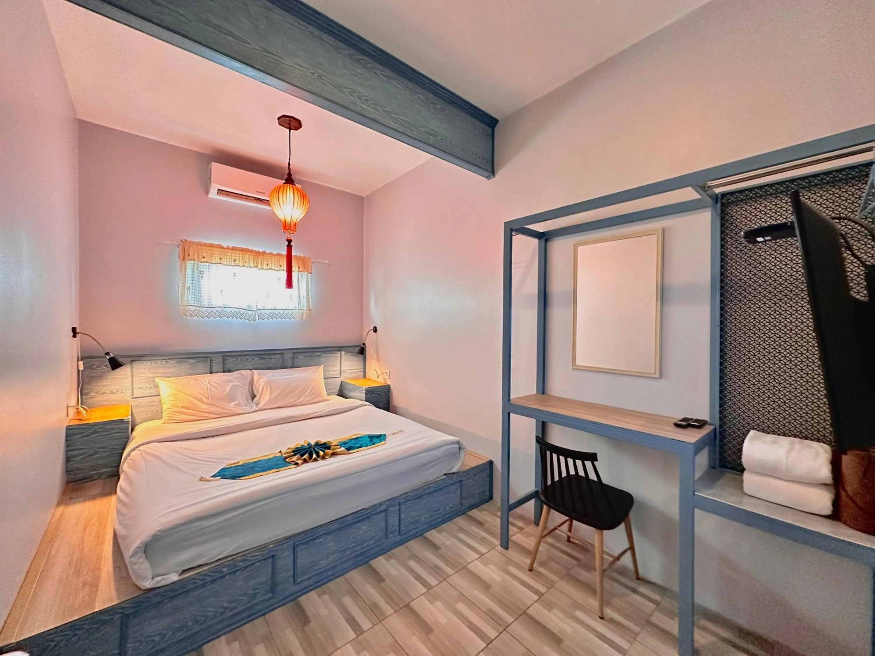 Deluxe King Room with Shared Bathroom in The Luna