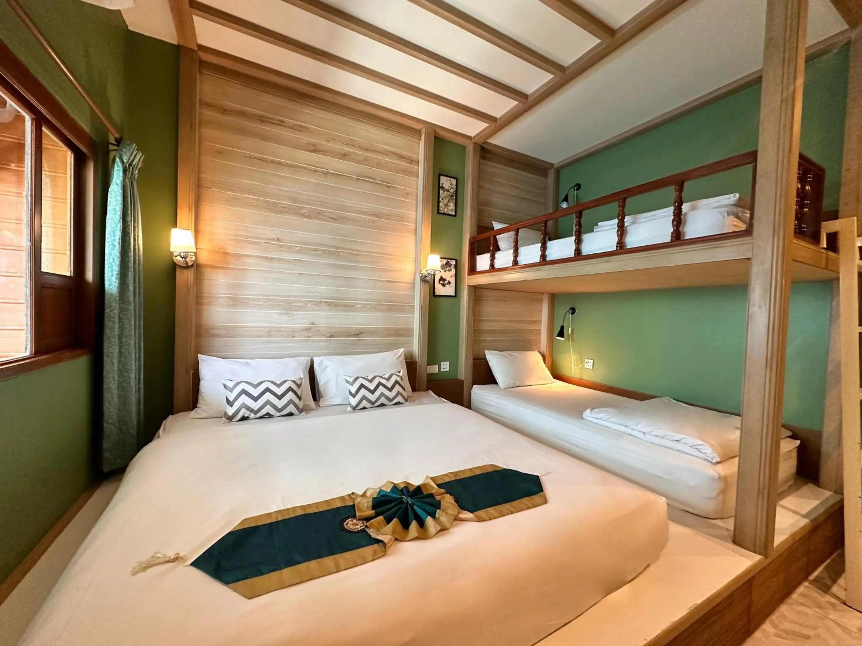 Quadruple Room with Private Bathroom in The Luna