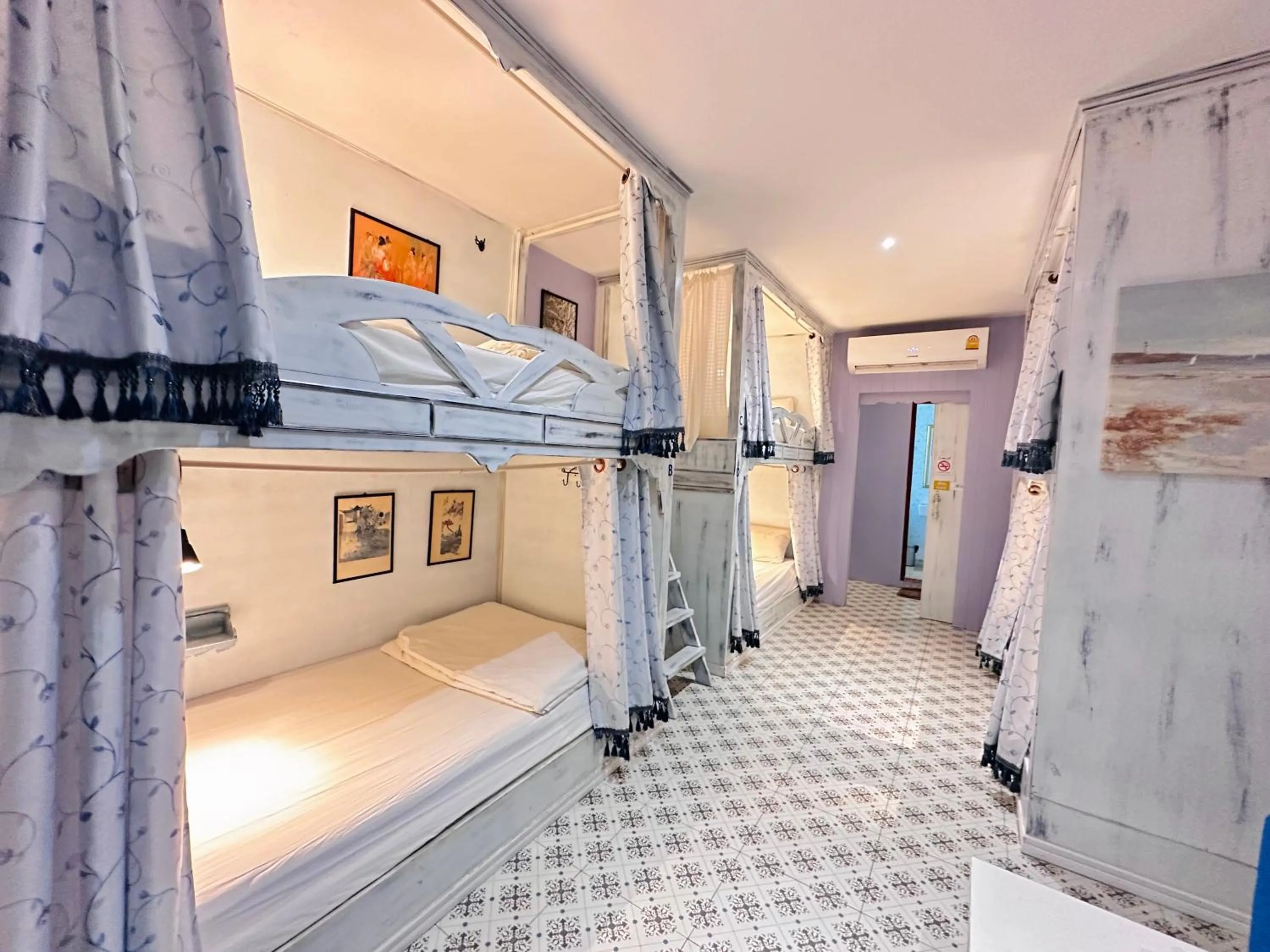 Bed in 6-Bed Female Dormitory Room in The Luna
