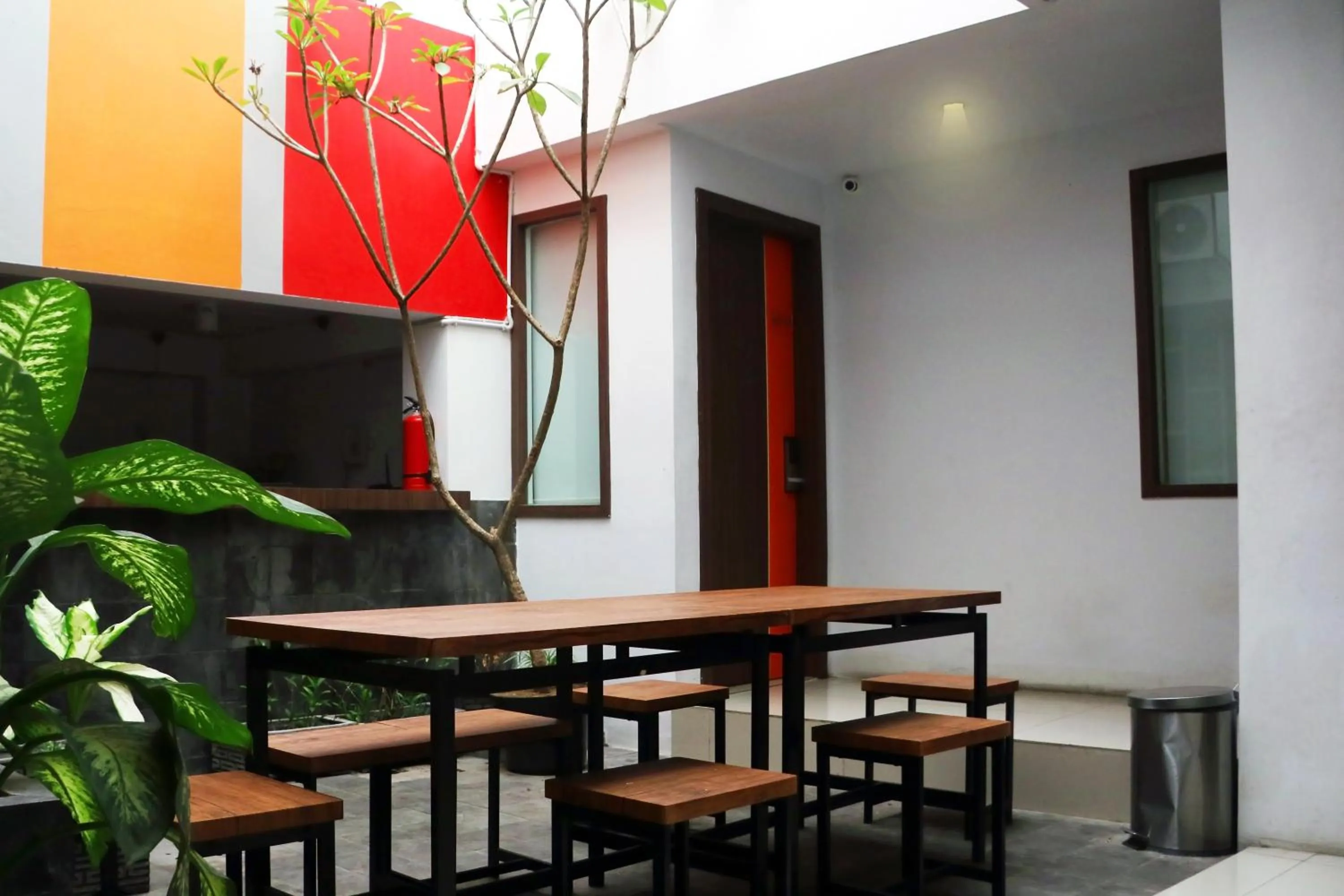 Garden in Front One Inn Sidoarjo