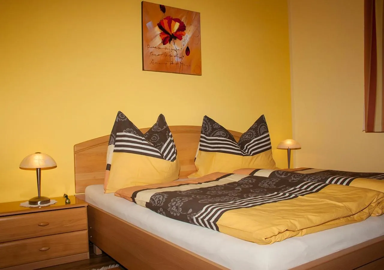 Photo of the whole room, Bed in Frühstückspension Kuzmic