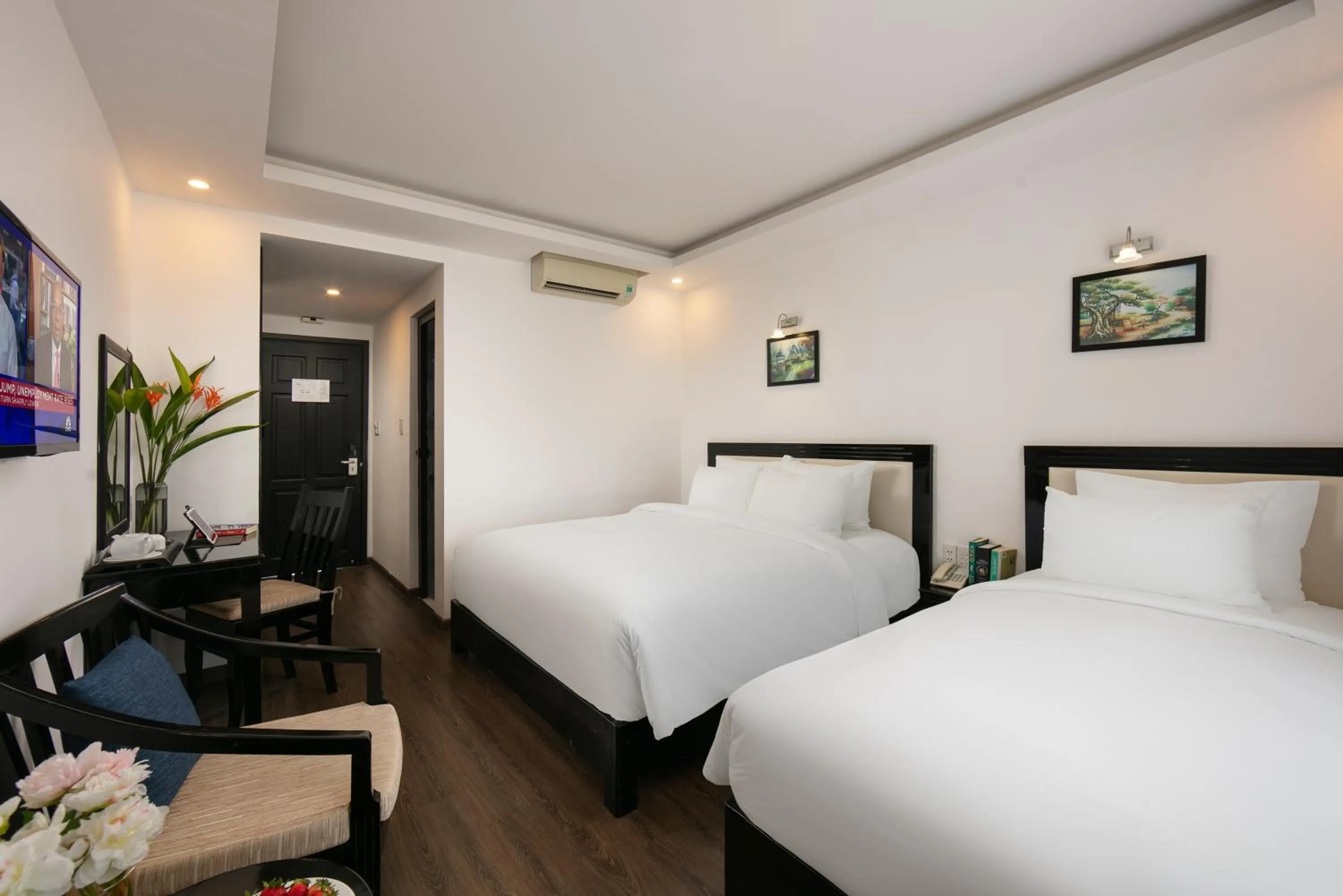 Communal lounge/ TV room, Bed in Hoi An Rose Garden Hotel