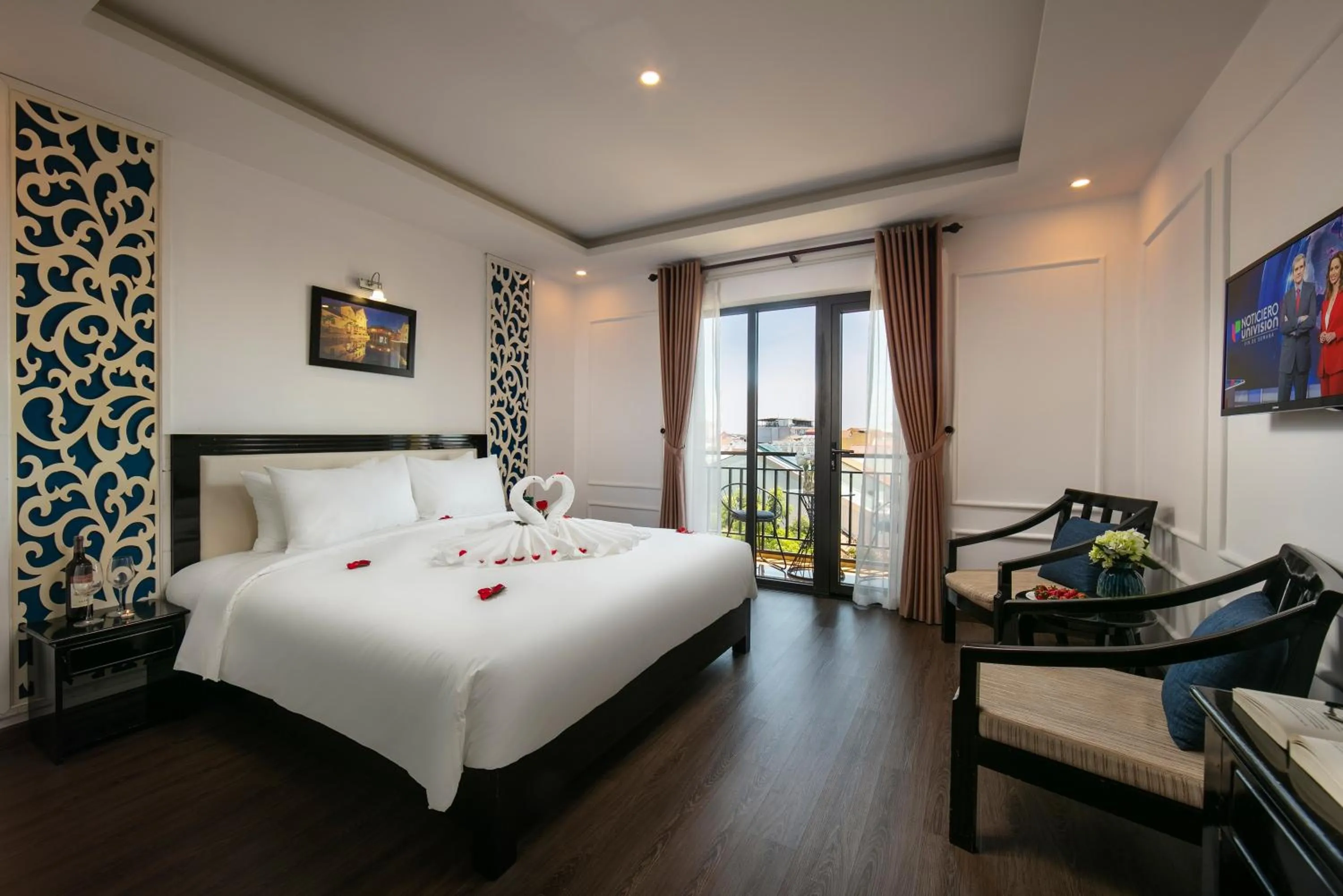 Communal lounge/ TV room, Bed in Hoi An Rose Garden Hotel