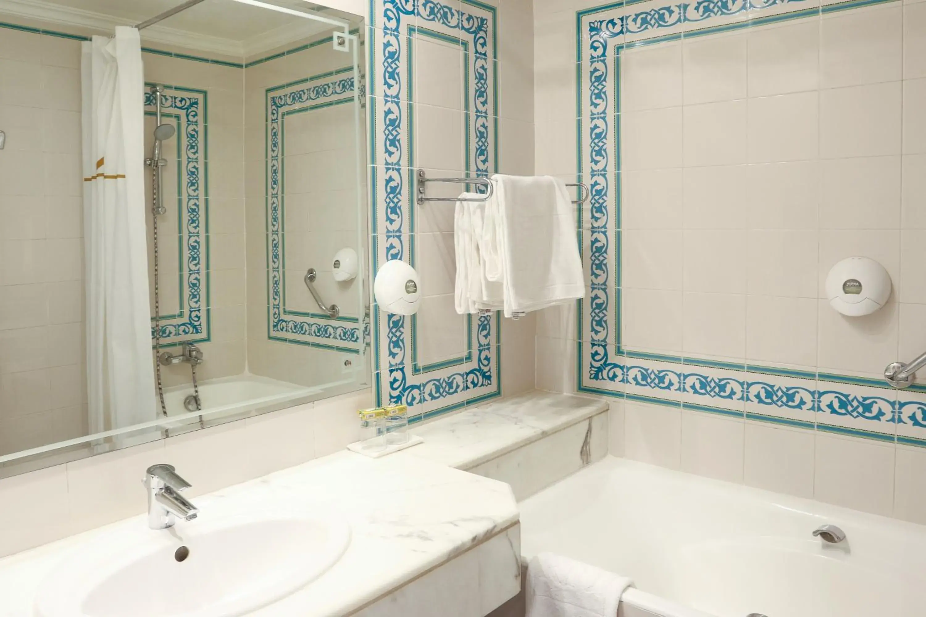 Twin Room with Sea View in Royal Garden Palace - Families and Couples Twin Room with Sea View in Royal Garden Palace - Families and Couples