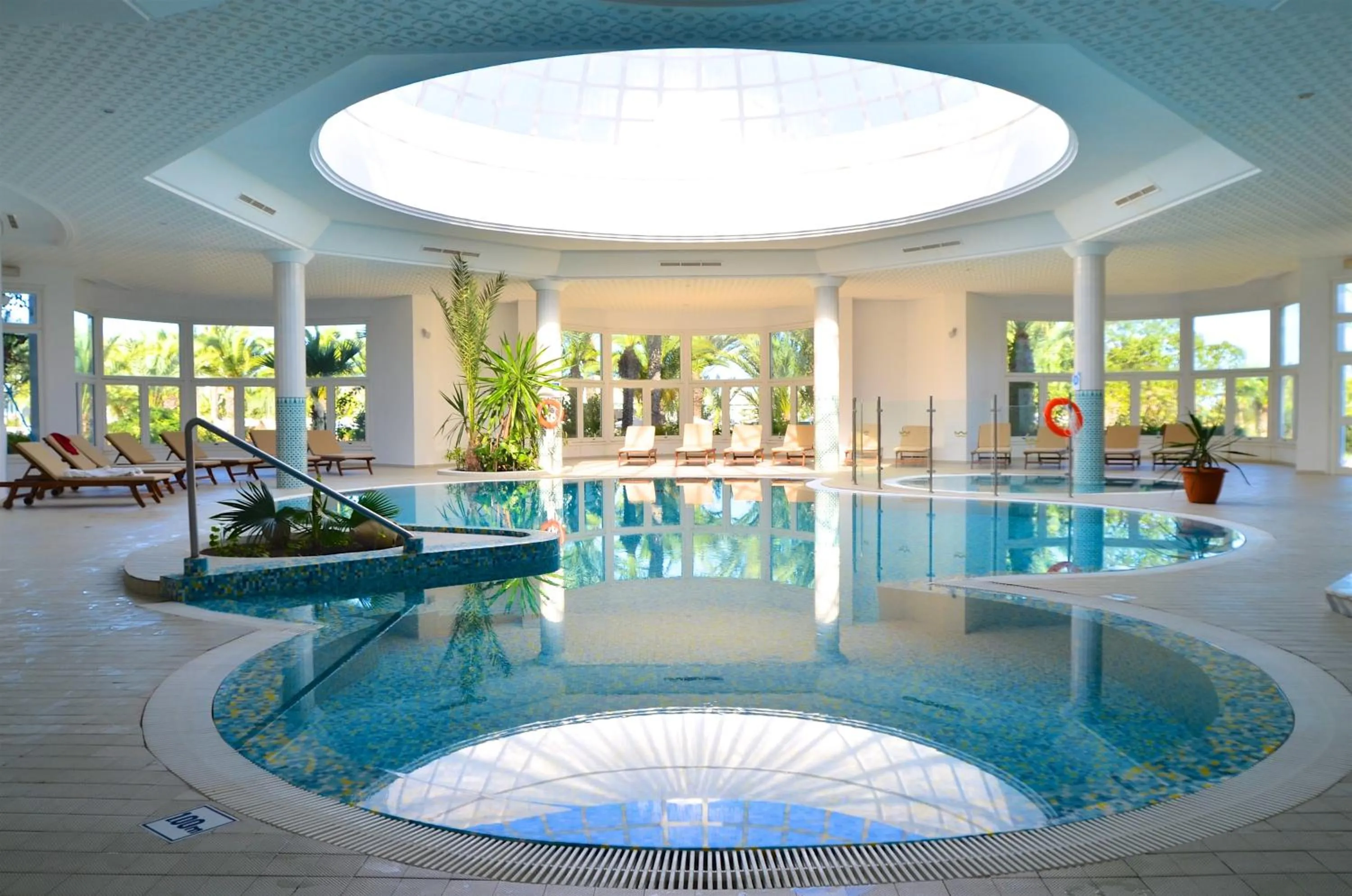 Swimming pool in Royal Garden Palace - Families and Couples